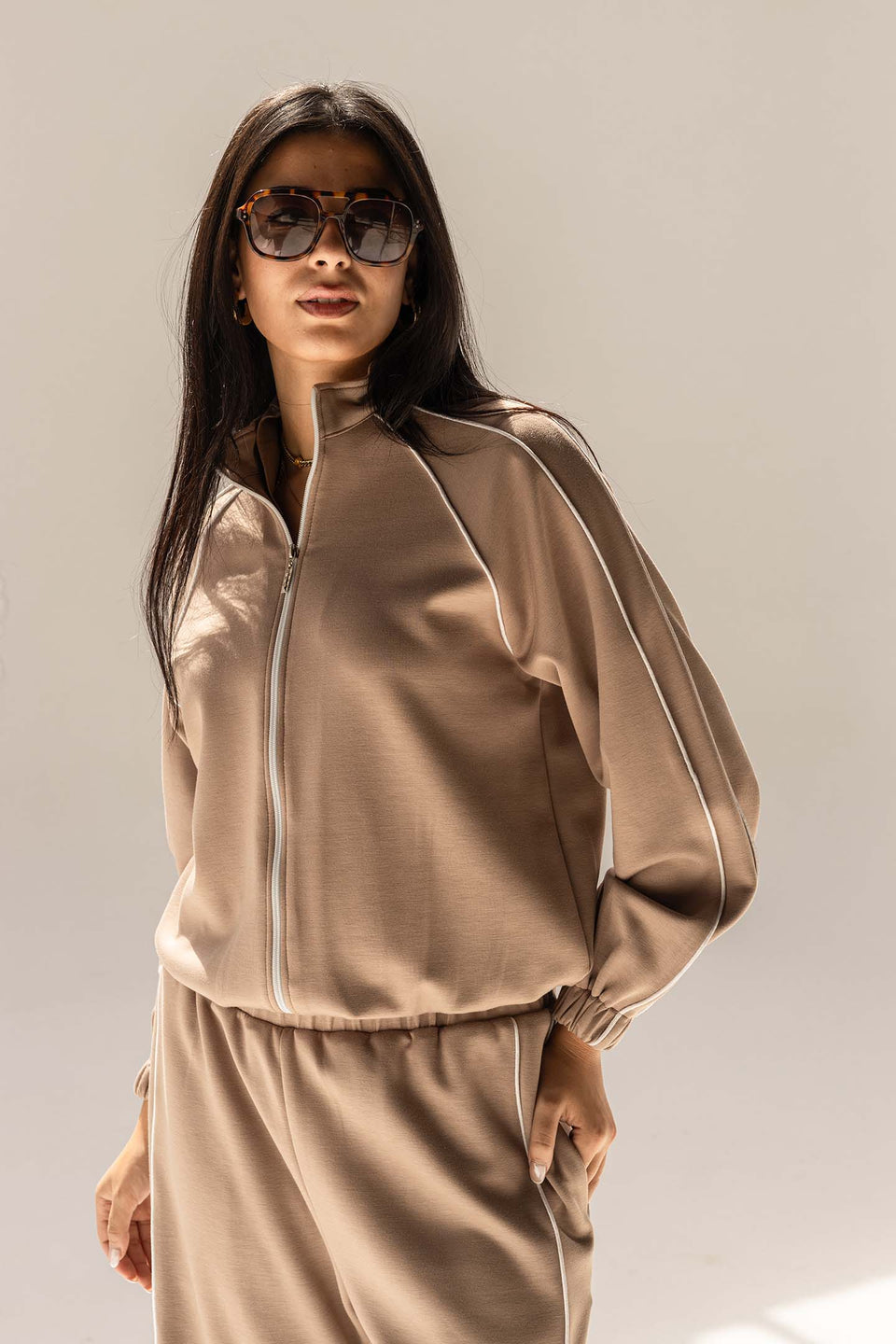 طقم ترينك مودال بيج بخط جانبي – أناقة بسيطة وراحة تدوم