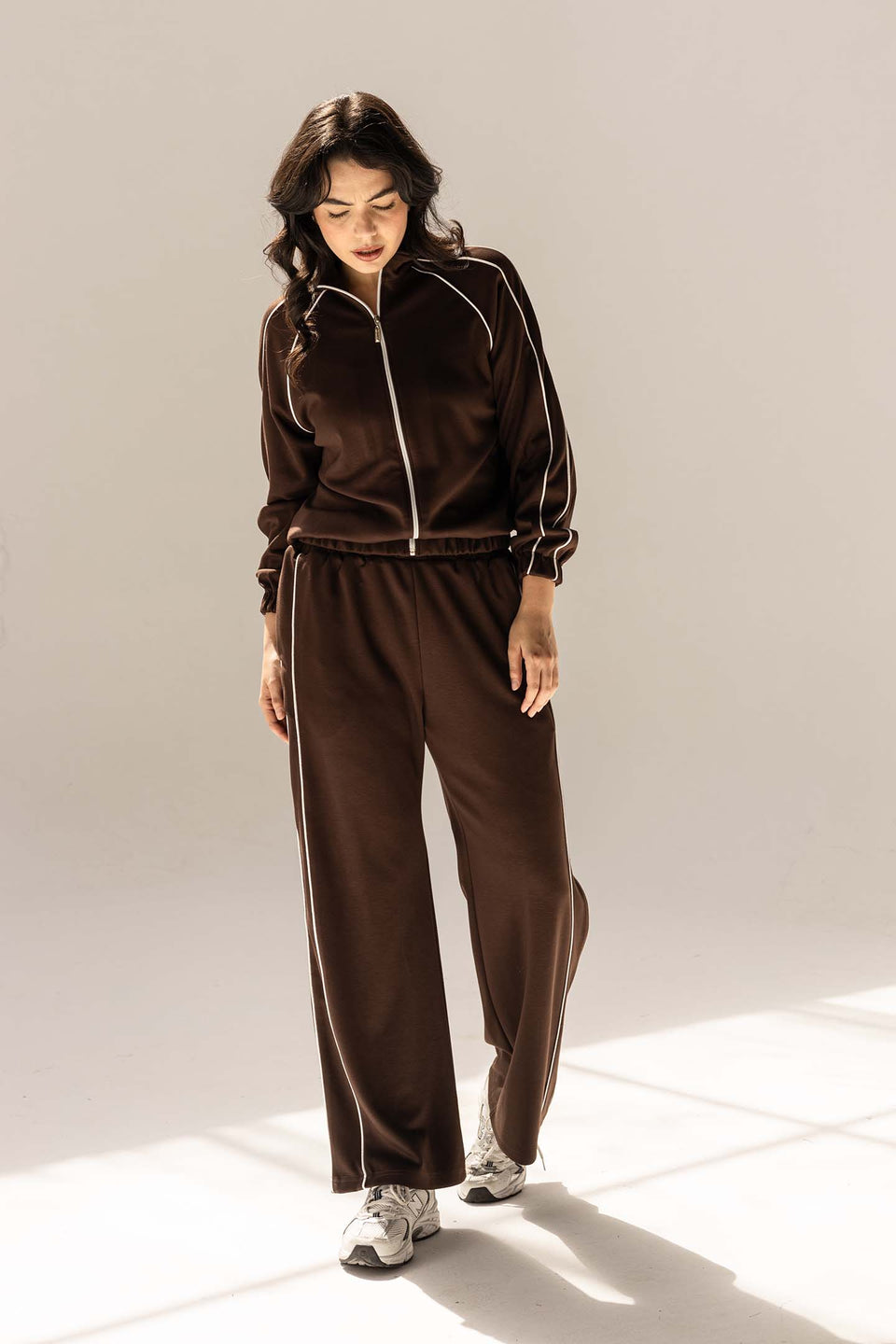 طقم ترينك مودال بني بخط جانبي – أناقة يومية بلمسة عصرية