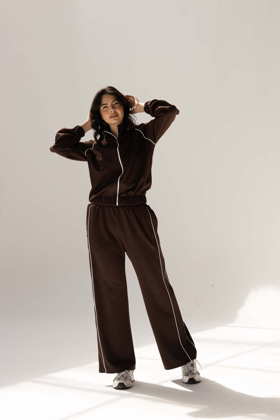 طقم ترينك مودال بني بخط جانبي – أناقة يومية بلمسة عصرية