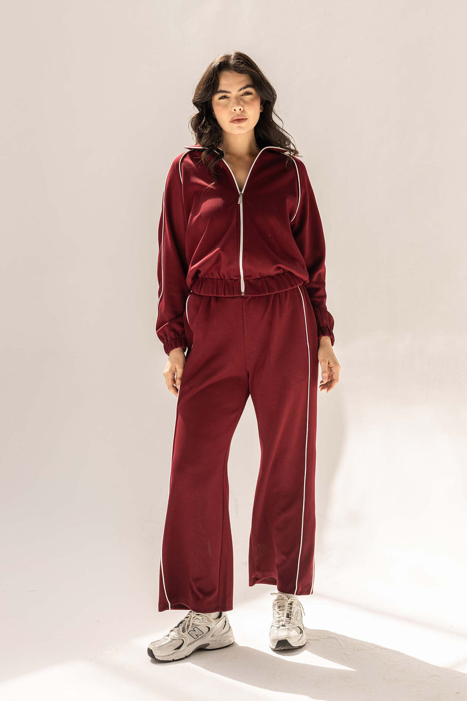 طقم ترينك مودال برغندي بخط جانبي – مزيج من الأناقة والراحة