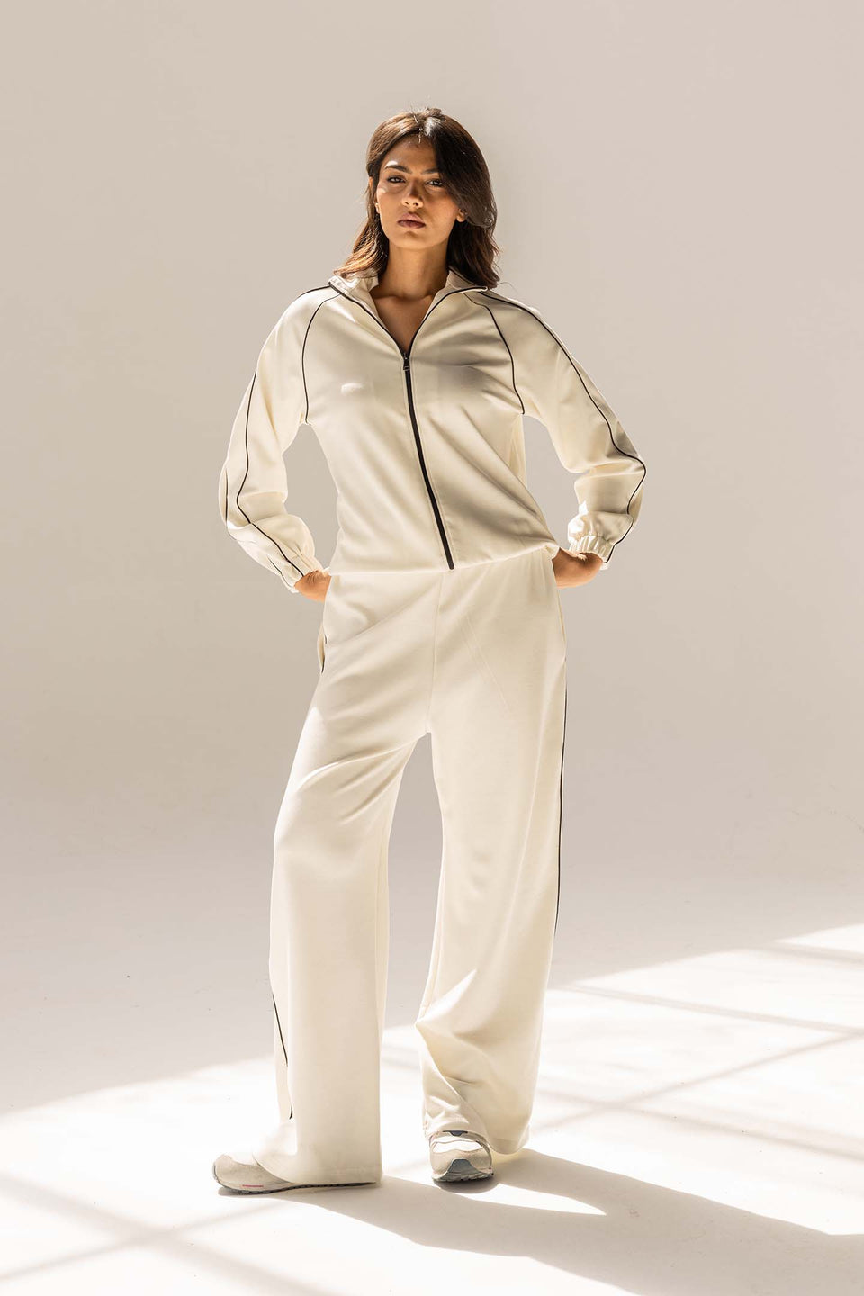 طقم ترينك مودال أوف وايت بخط جانبي – ستايل عصري وراحة فاخرة