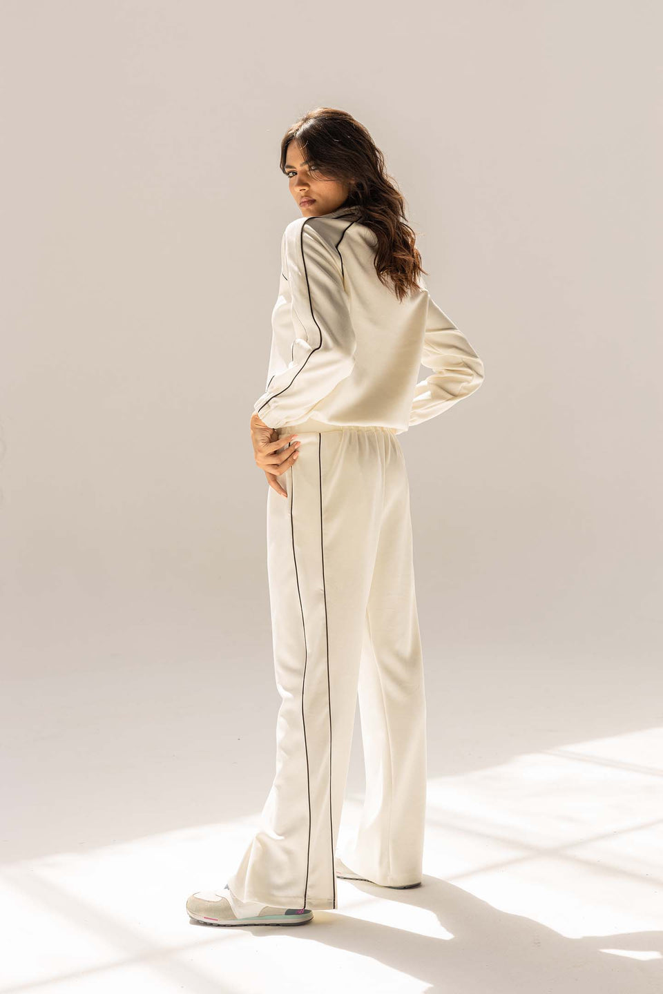 طقم ترينك مودال أوف وايت بخط جانبي – ستايل عصري وراحة فاخرة