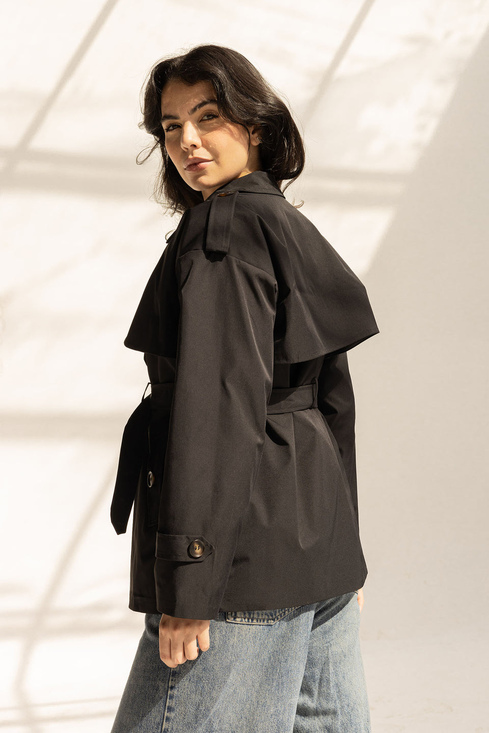 ترنش كوت قصير بحزام – اسود