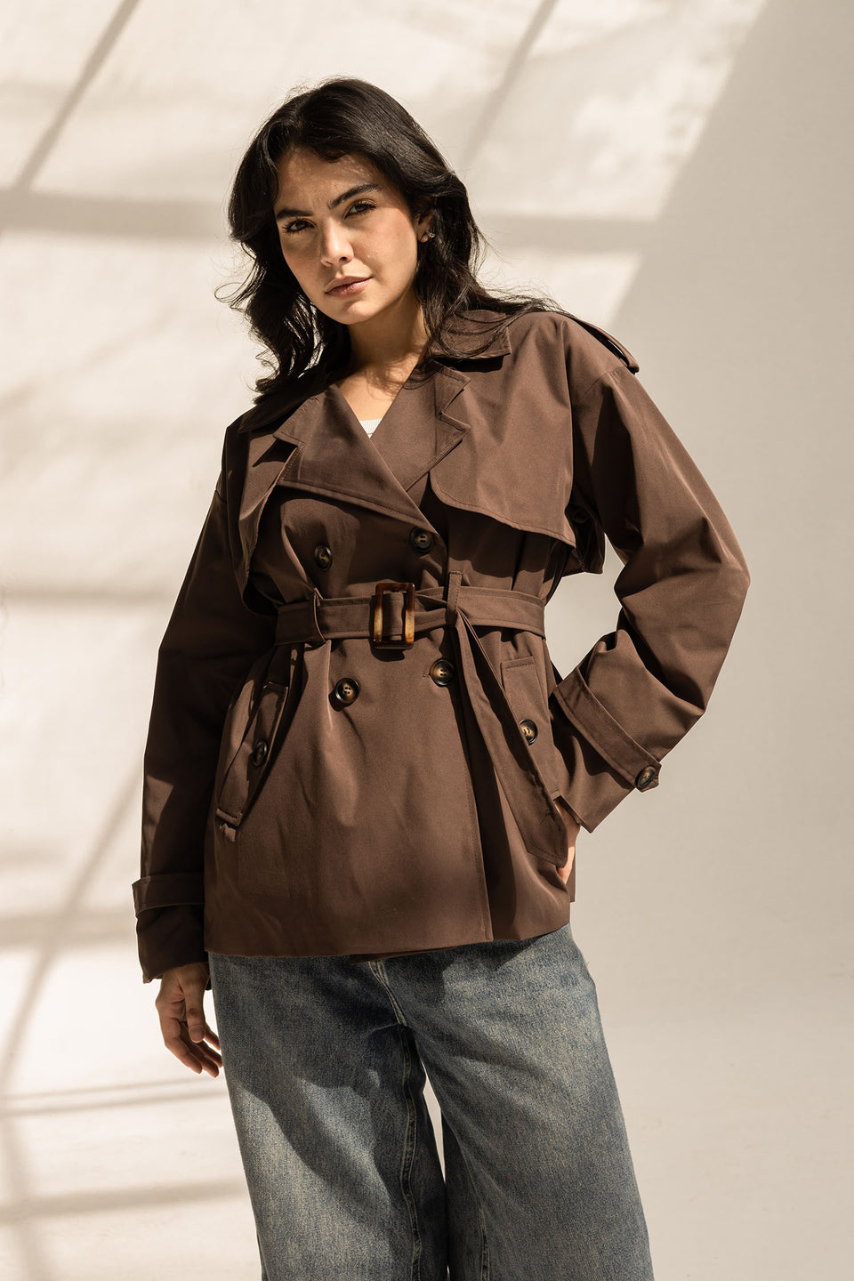 ترنش كوت قصير بحزام – بني