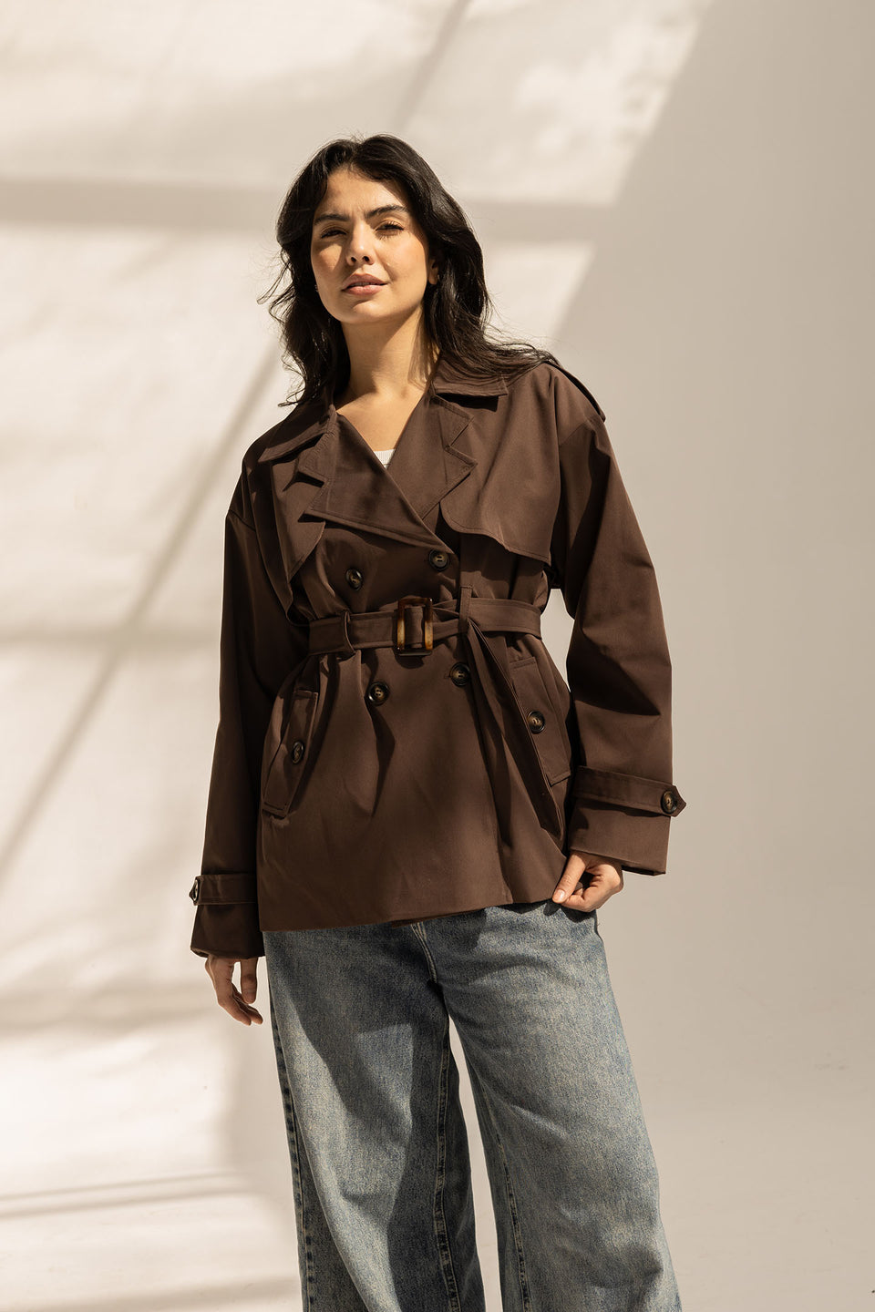 ترنش كوت قصير بحزام – بني