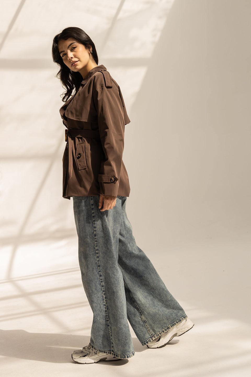 ترنش كوت قصير بحزام – بني