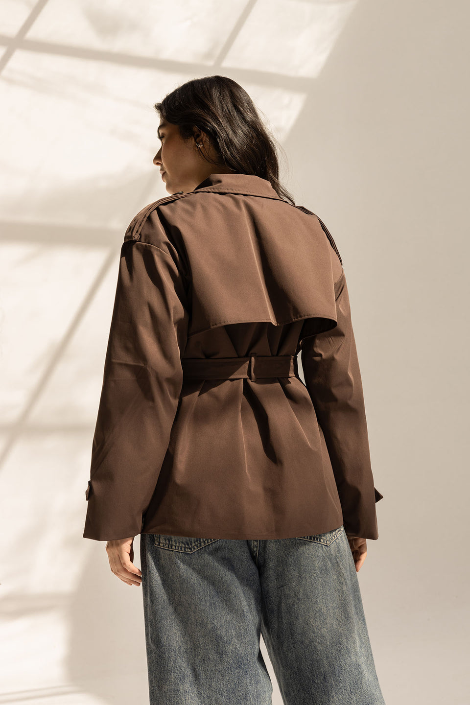 ترنش كوت قصير بحزام – بني