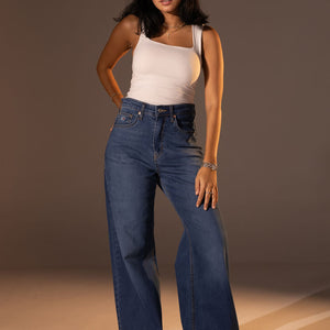 جينز واسع الساق بلون غامق