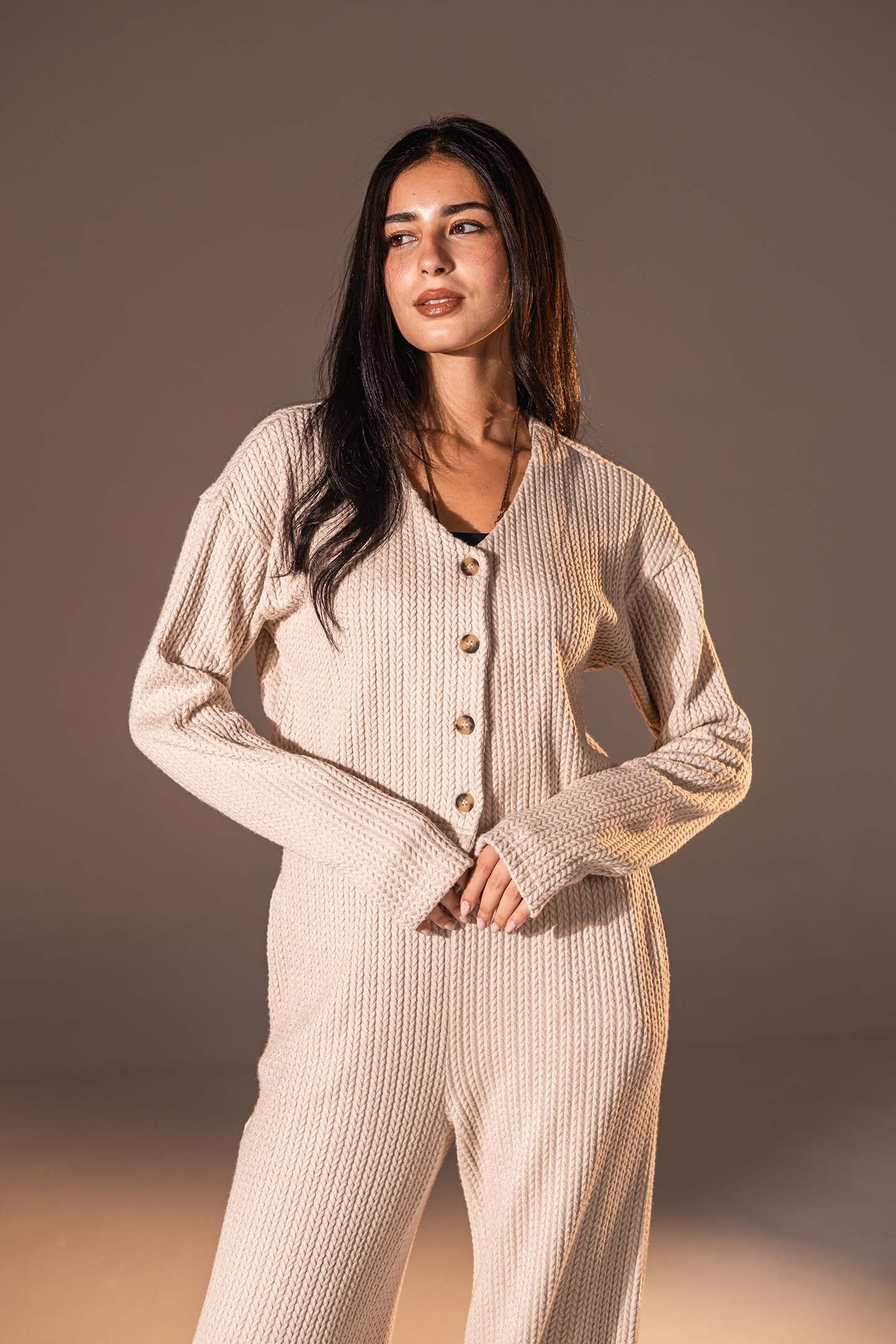 توب محبوك بزرّ أمامي بلون البيج