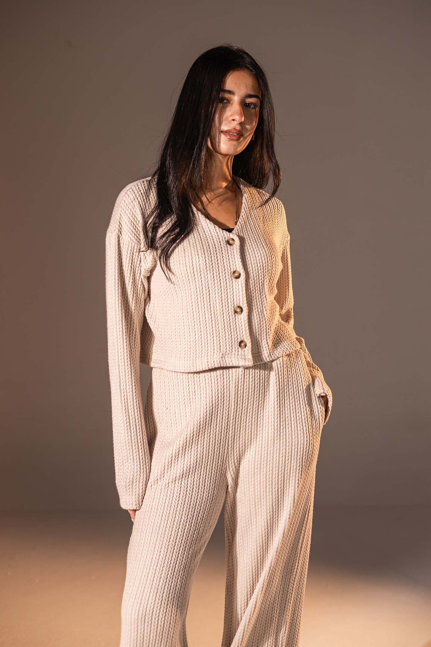 توب محبوك بزرّ أمامي بلون البيج