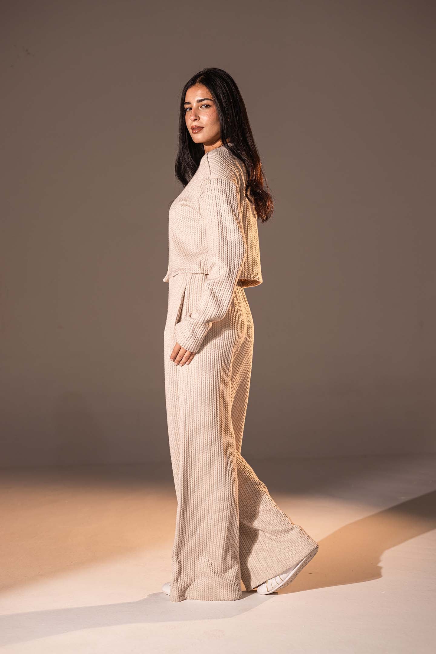 توب محبوك بزرّ أمامي بلون البيج