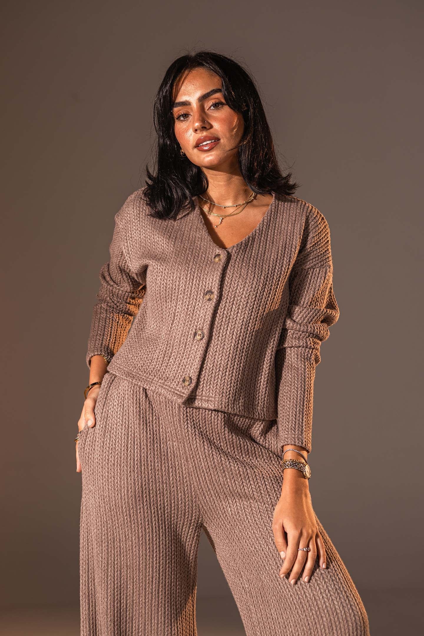 توب محبوك بزرّ أمامي بلون القهوة