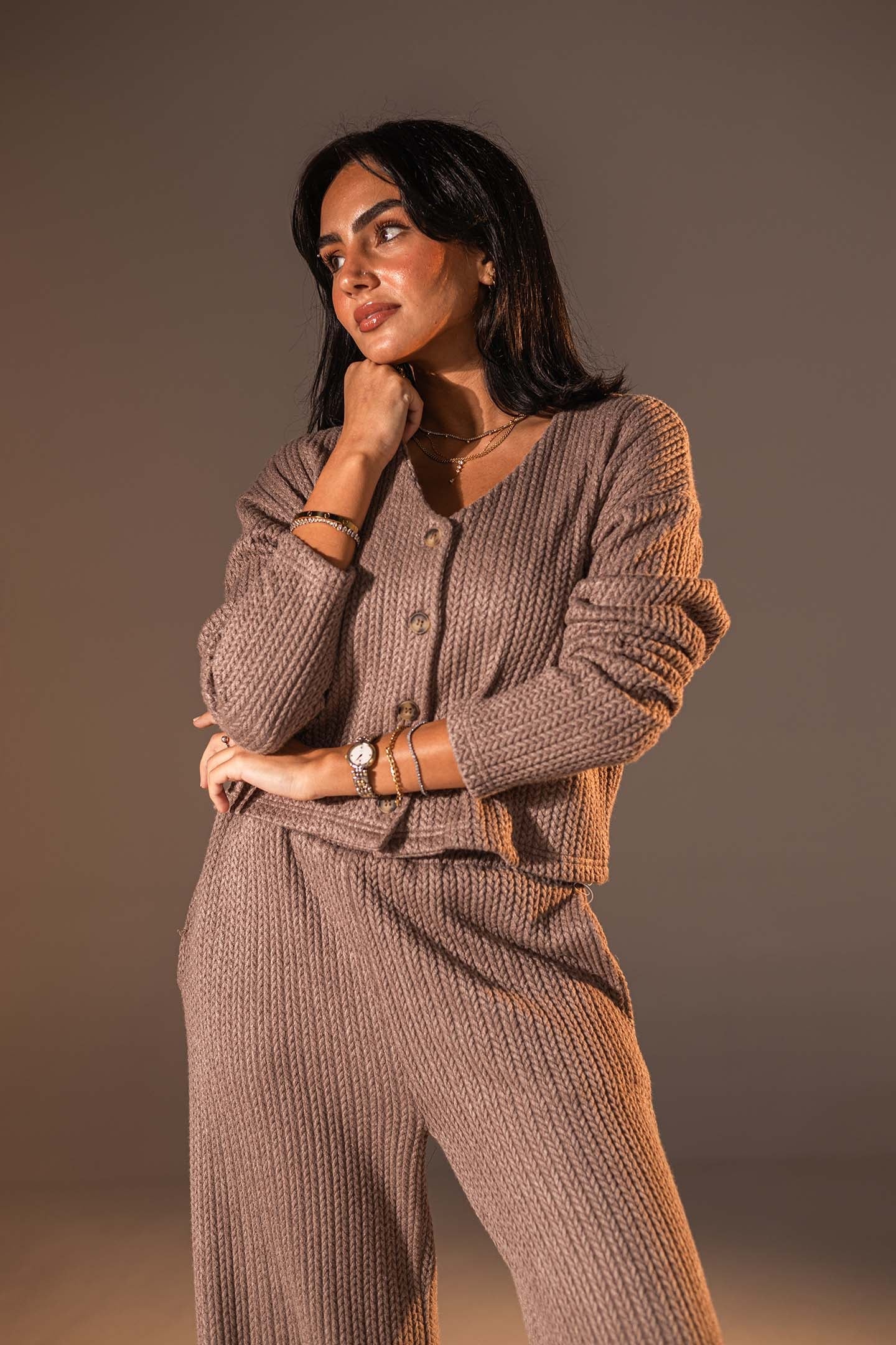 توب محبوك بزرّ أمامي بلون القهوة