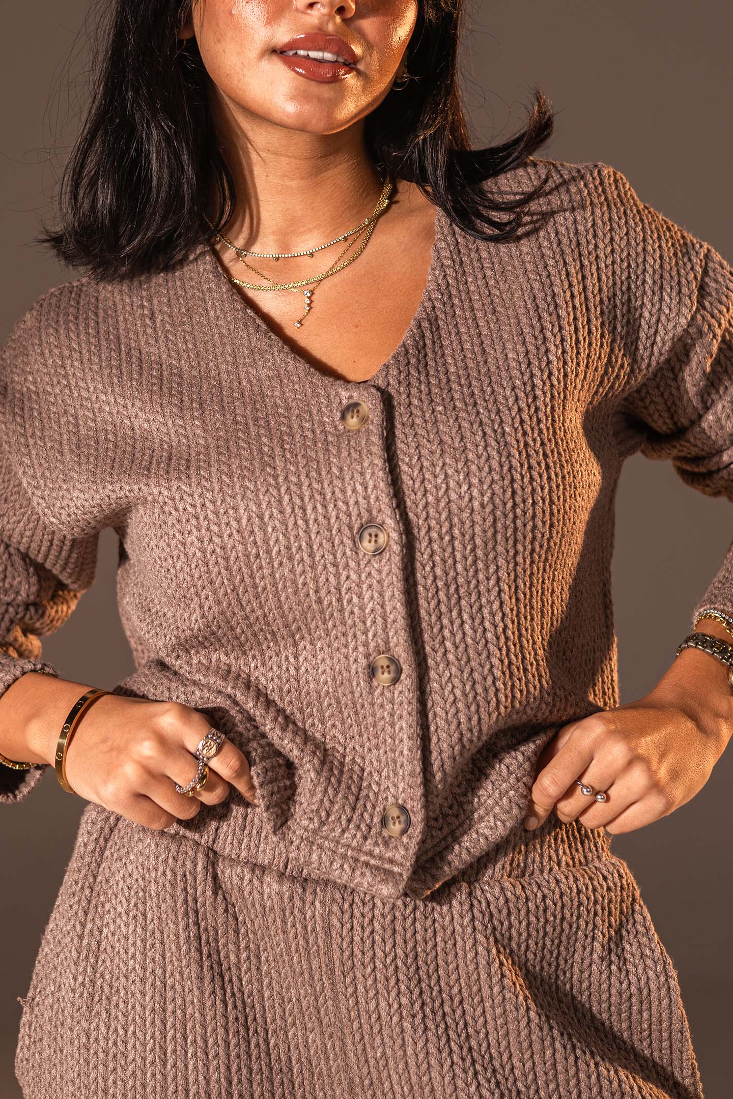 توب محبوك بزرّ أمامي بلون القهوة