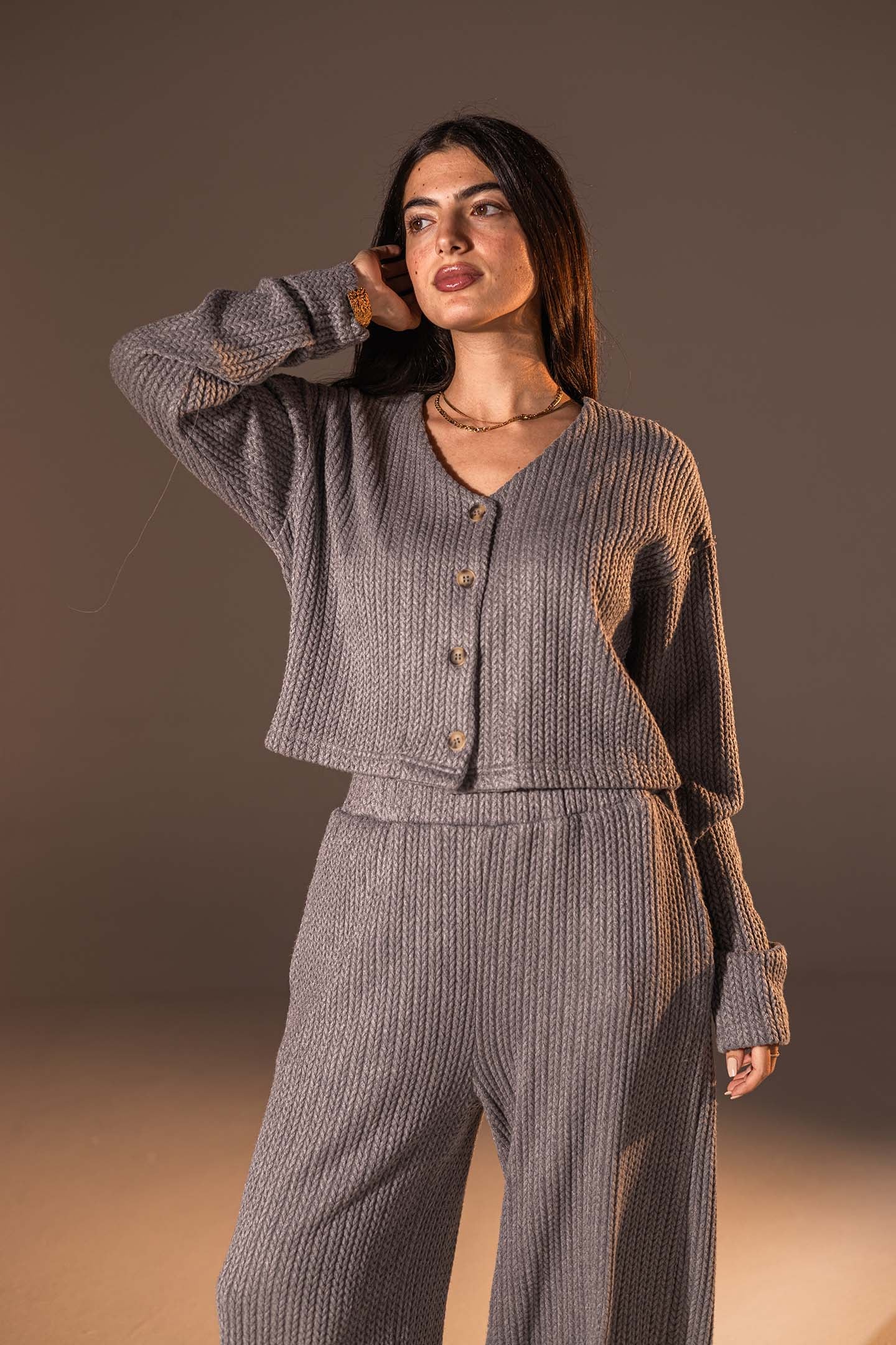 توب محبوك بزرّ أمامي بلون الرمادي