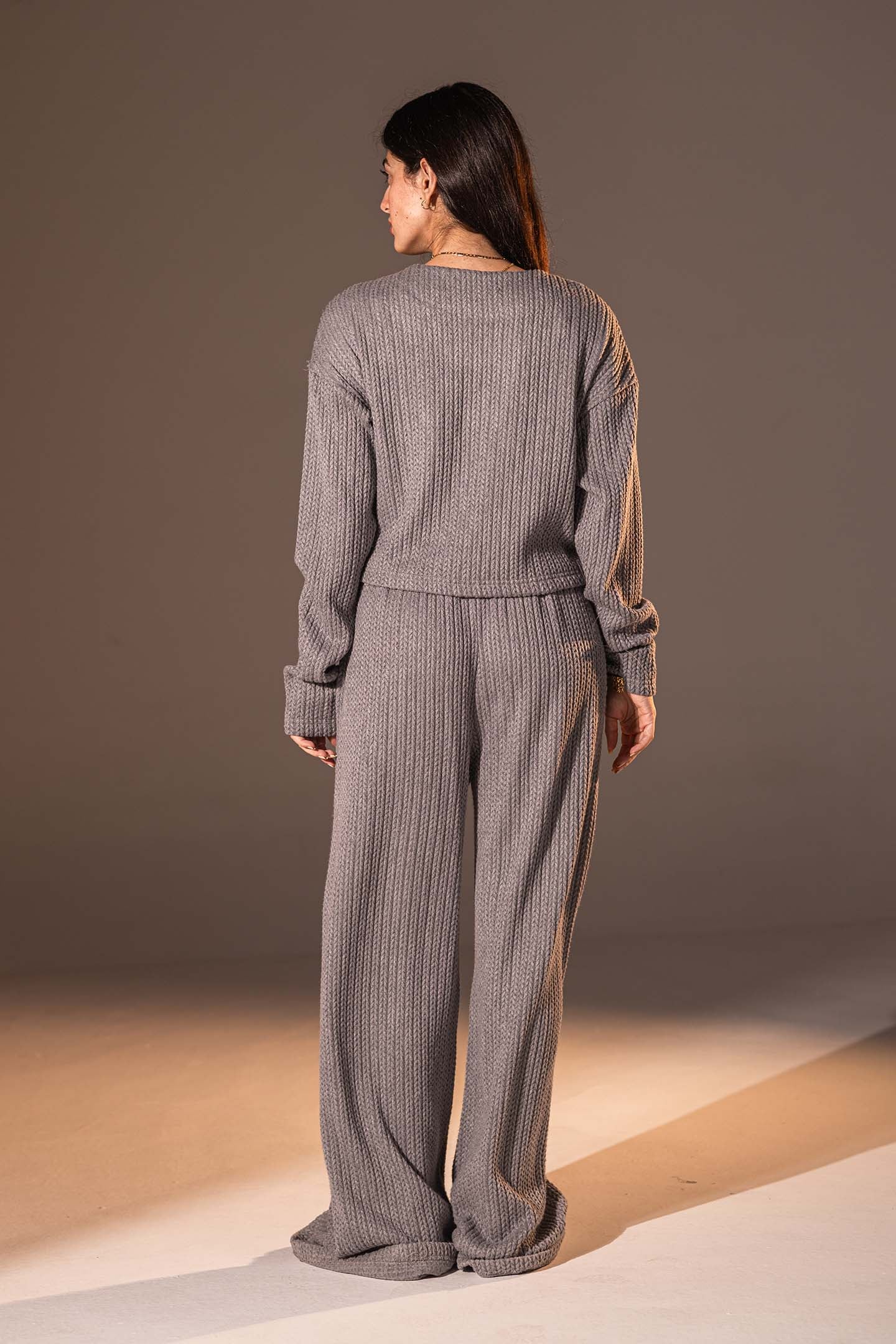 توب محبوك بزرّ أمامي بلون الرمادي