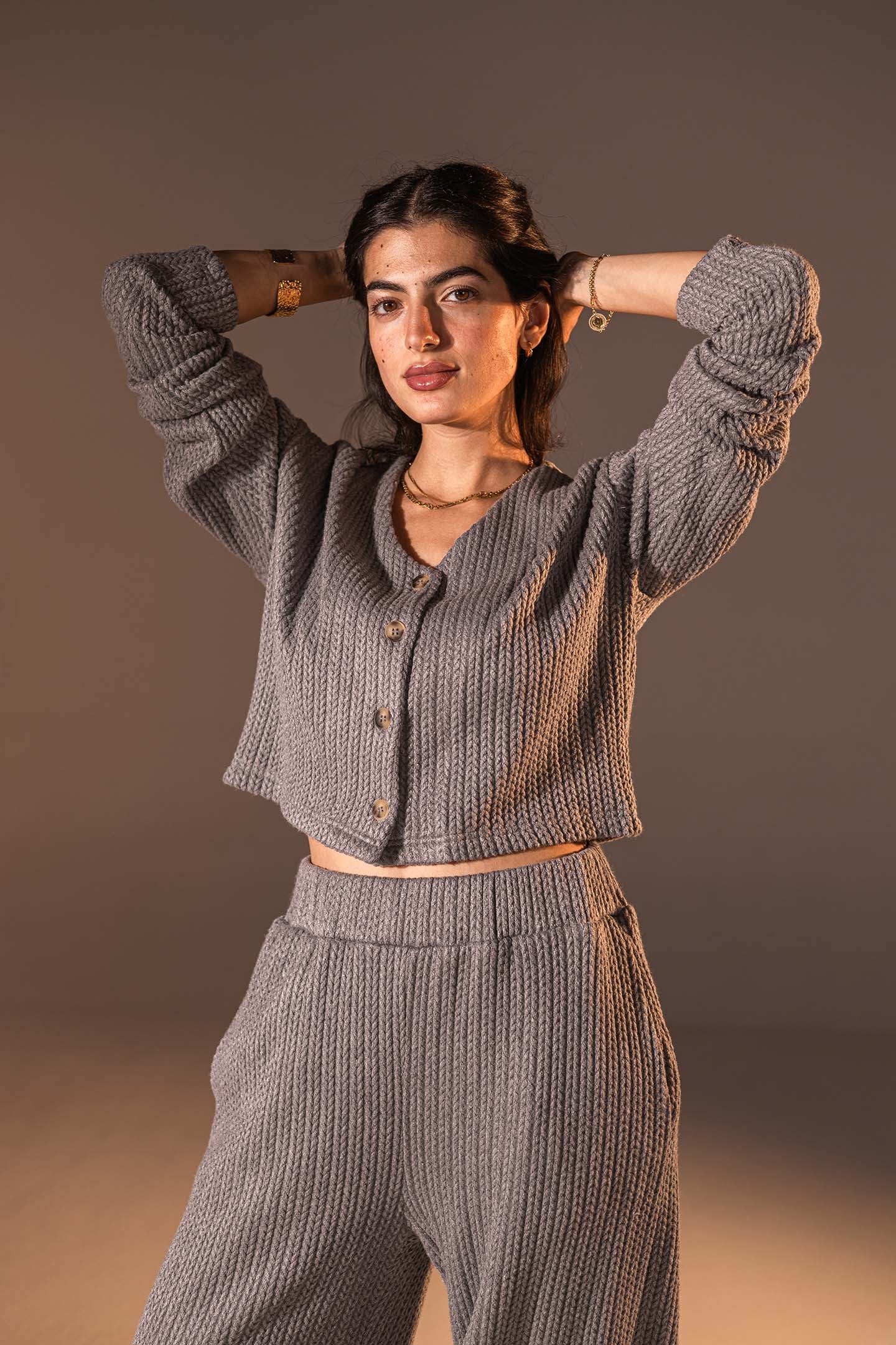 توب محبوك بزرّ أمامي بلون الرمادي