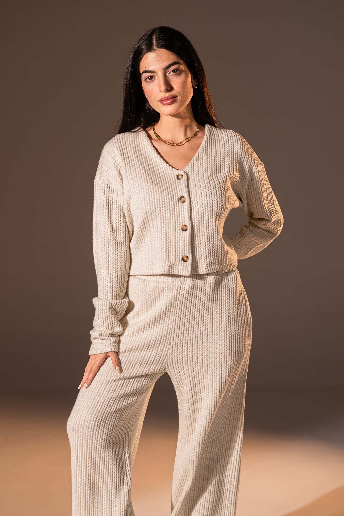 توب محبوك بزرّ أمامي بلون الأوف وايت