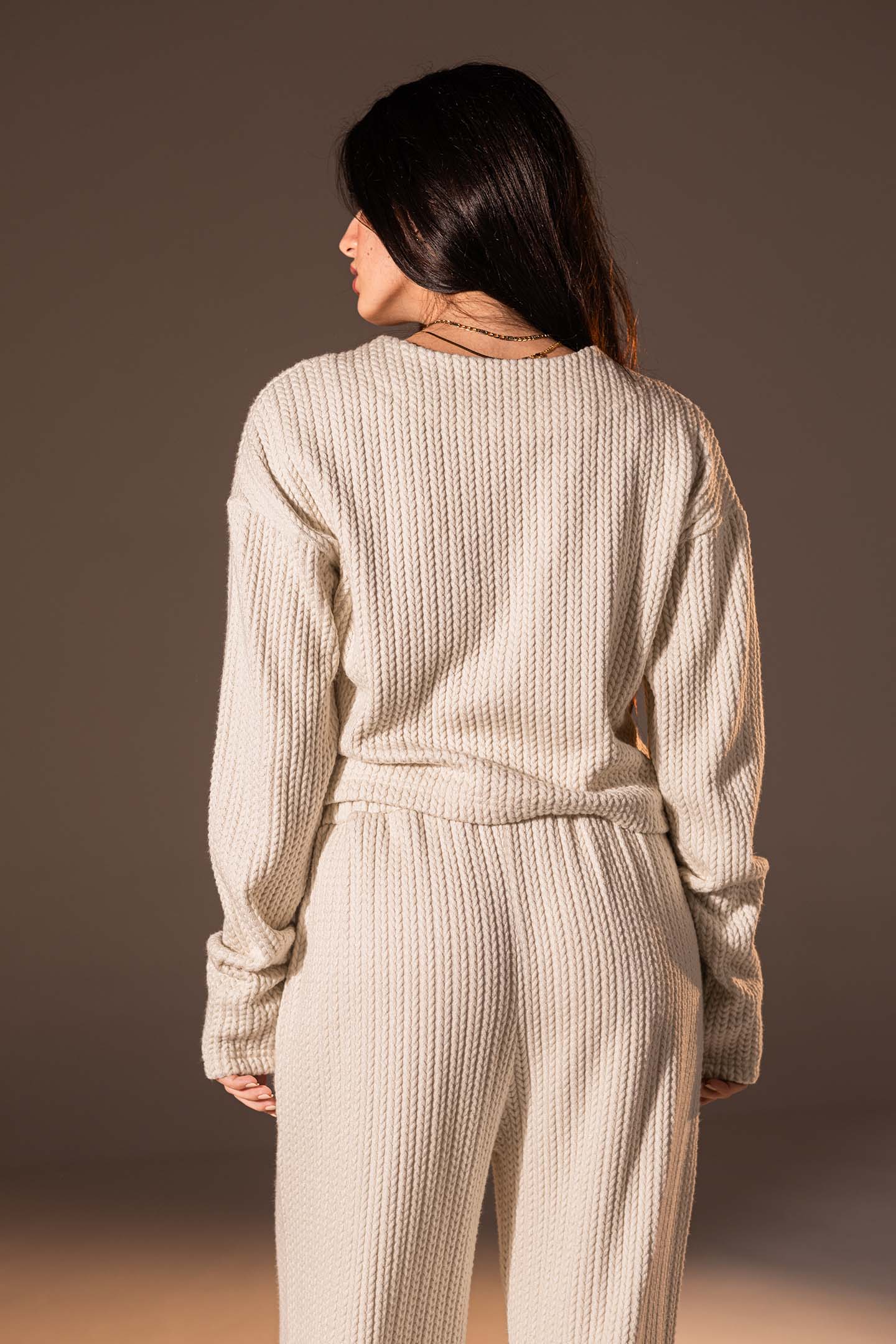 توب محبوك بزرّ أمامي بلون الأوف وايت