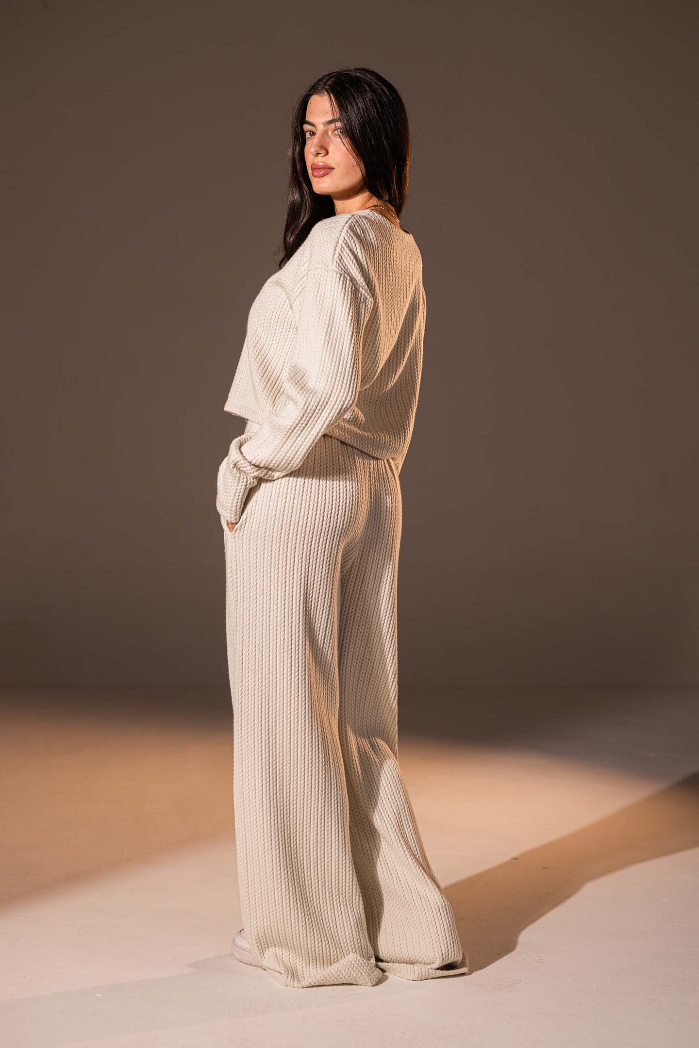 توب محبوك بزرّ أمامي بلون الأوف وايت