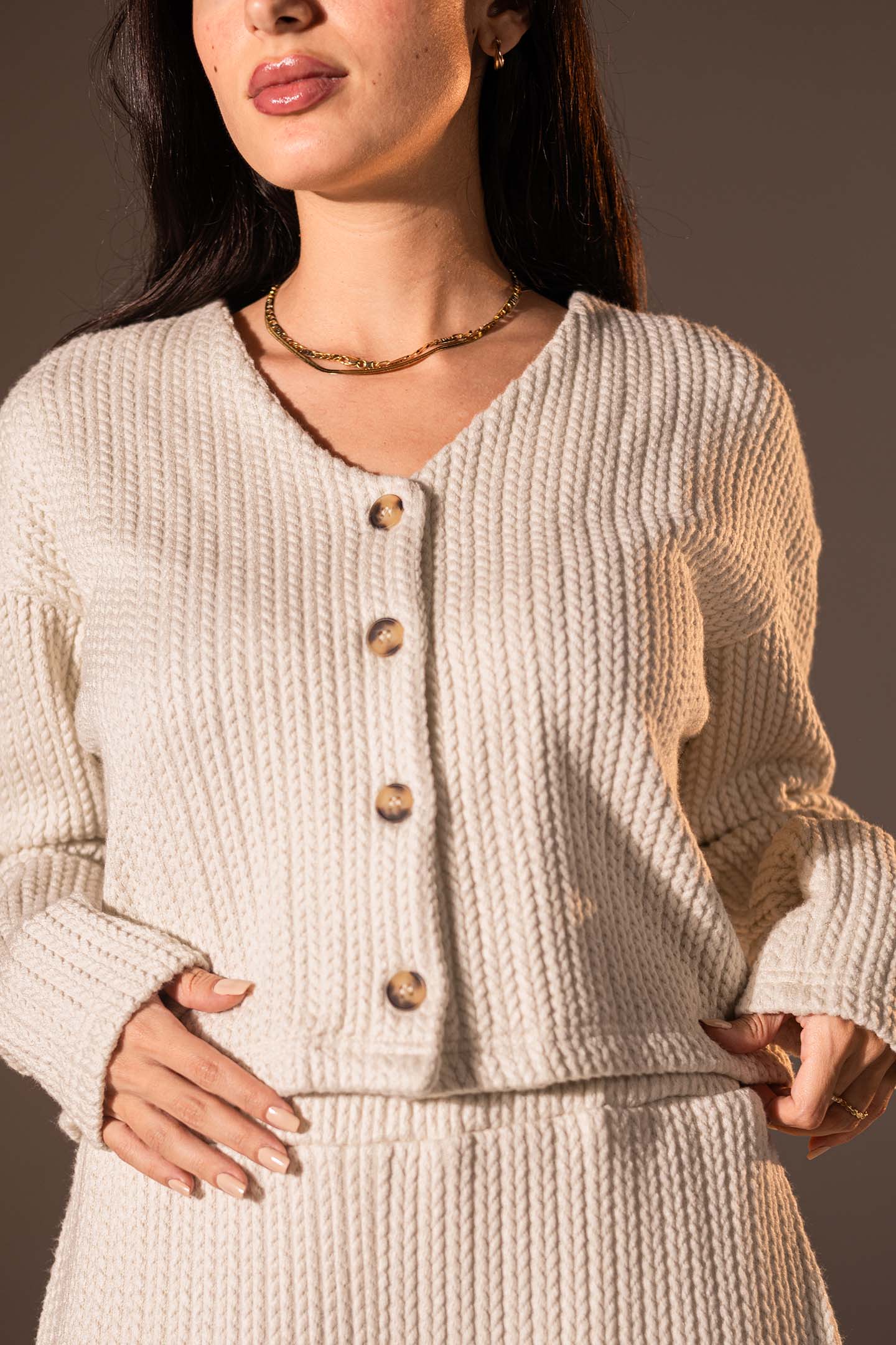 توب محبوك بزرّ أمامي بلون الأوف وايت