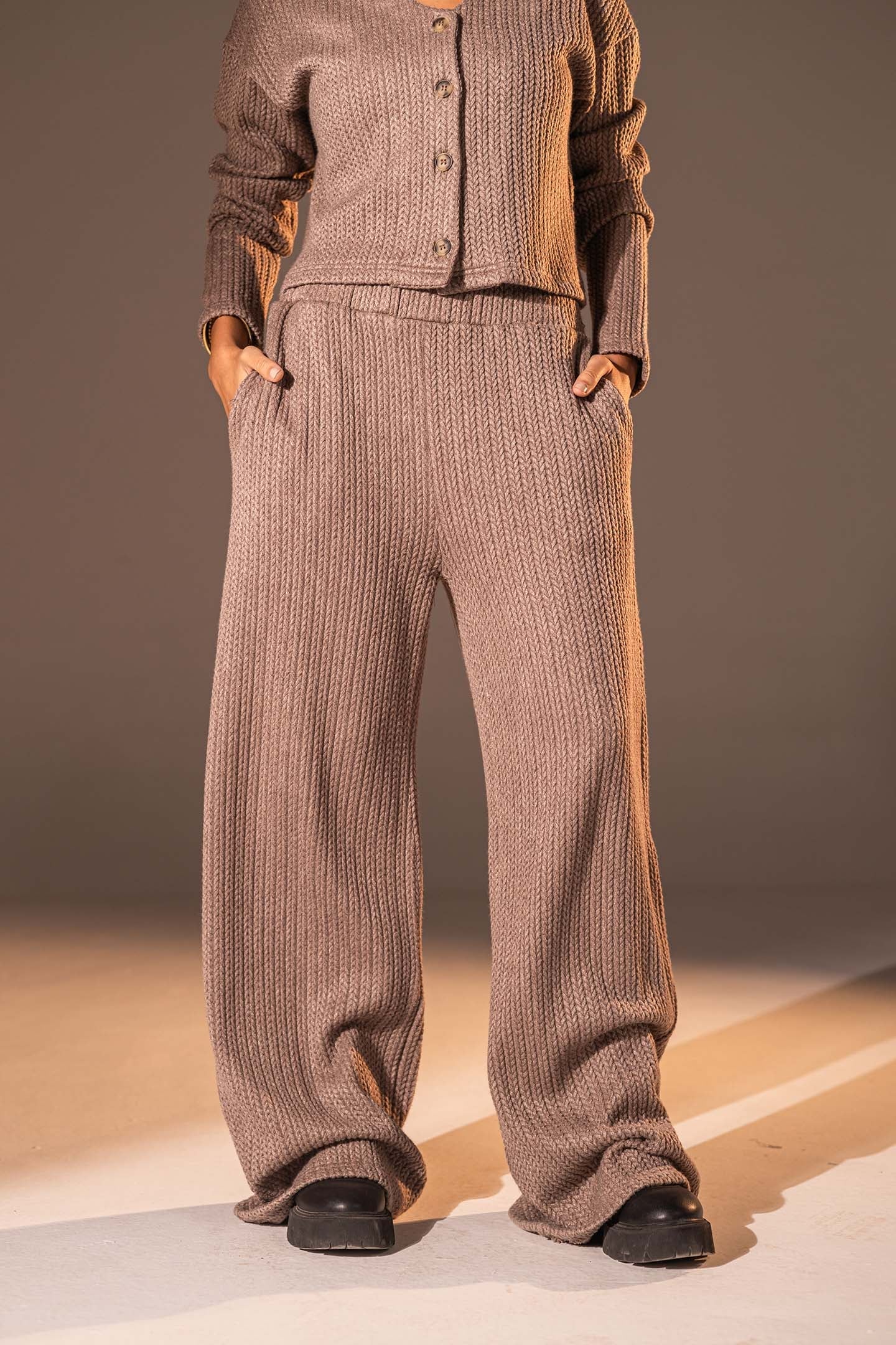 بنطال محبوك بلون القهوة للاسترخاء