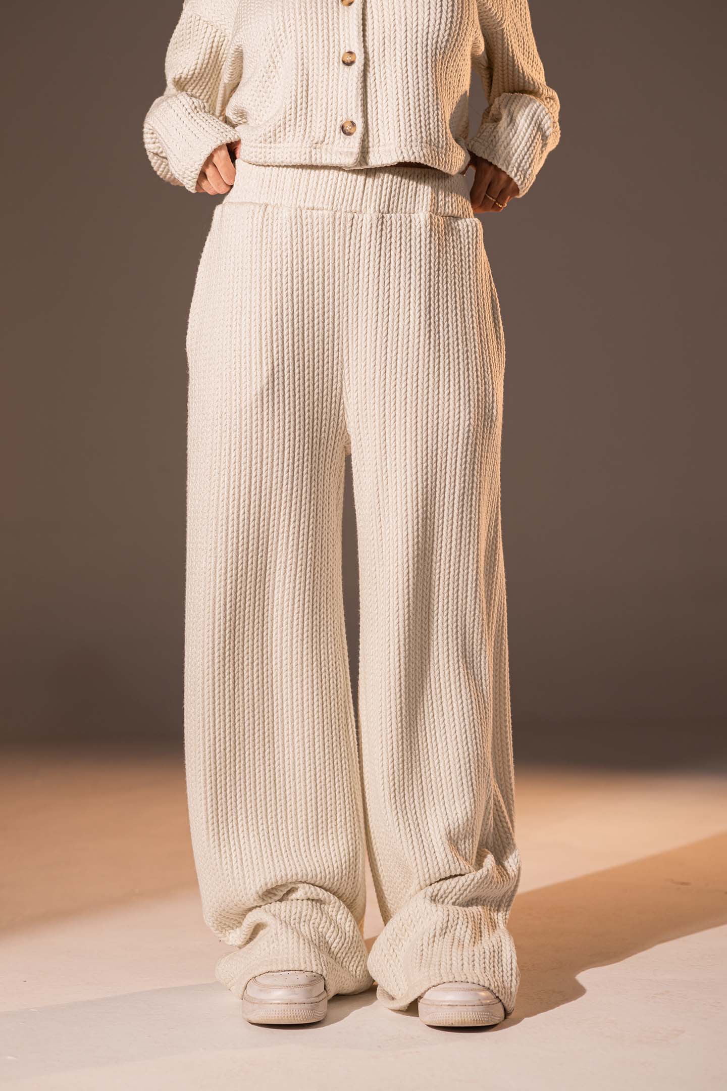 بنطال محبوك بلون الأوف وايت للاسترخاء