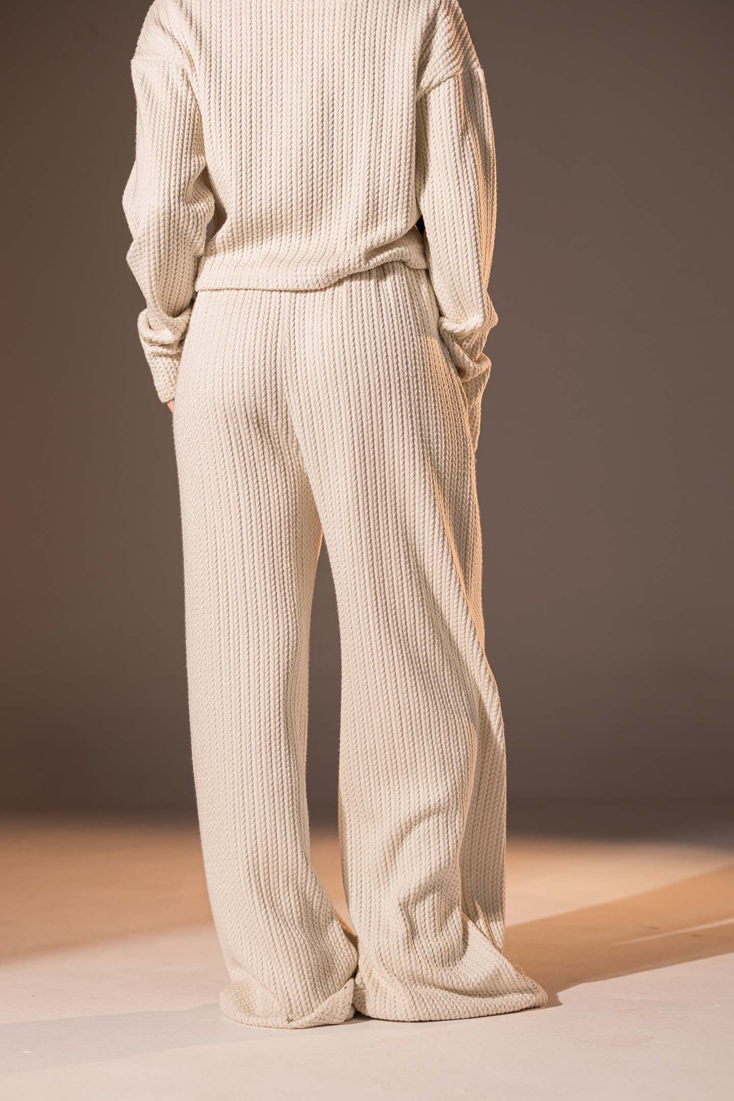 بنطال محبوك بلون الأوف وايت للاسترخاء