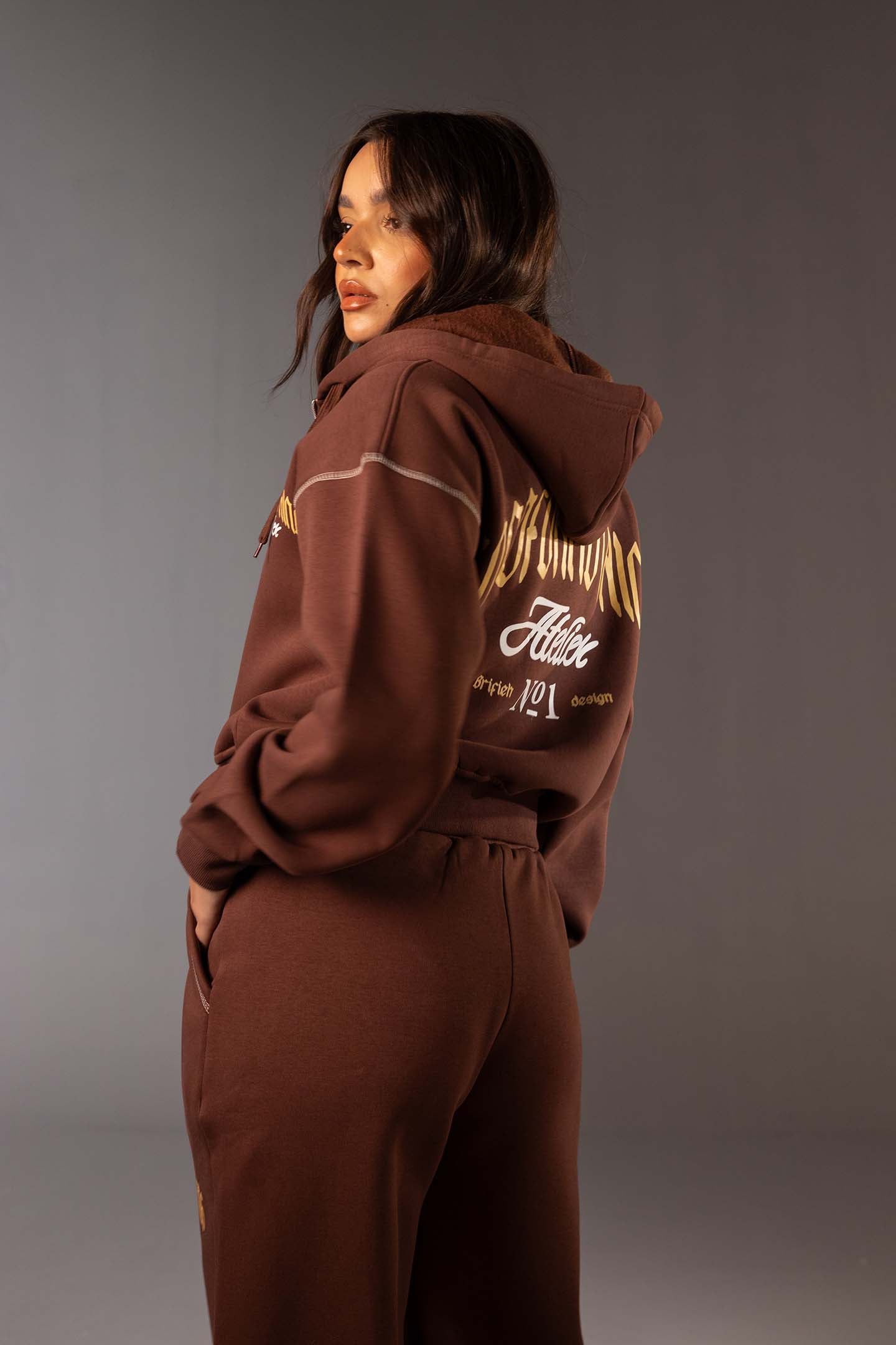هودي بسوستة وبطبعة جرافيك – لون بني