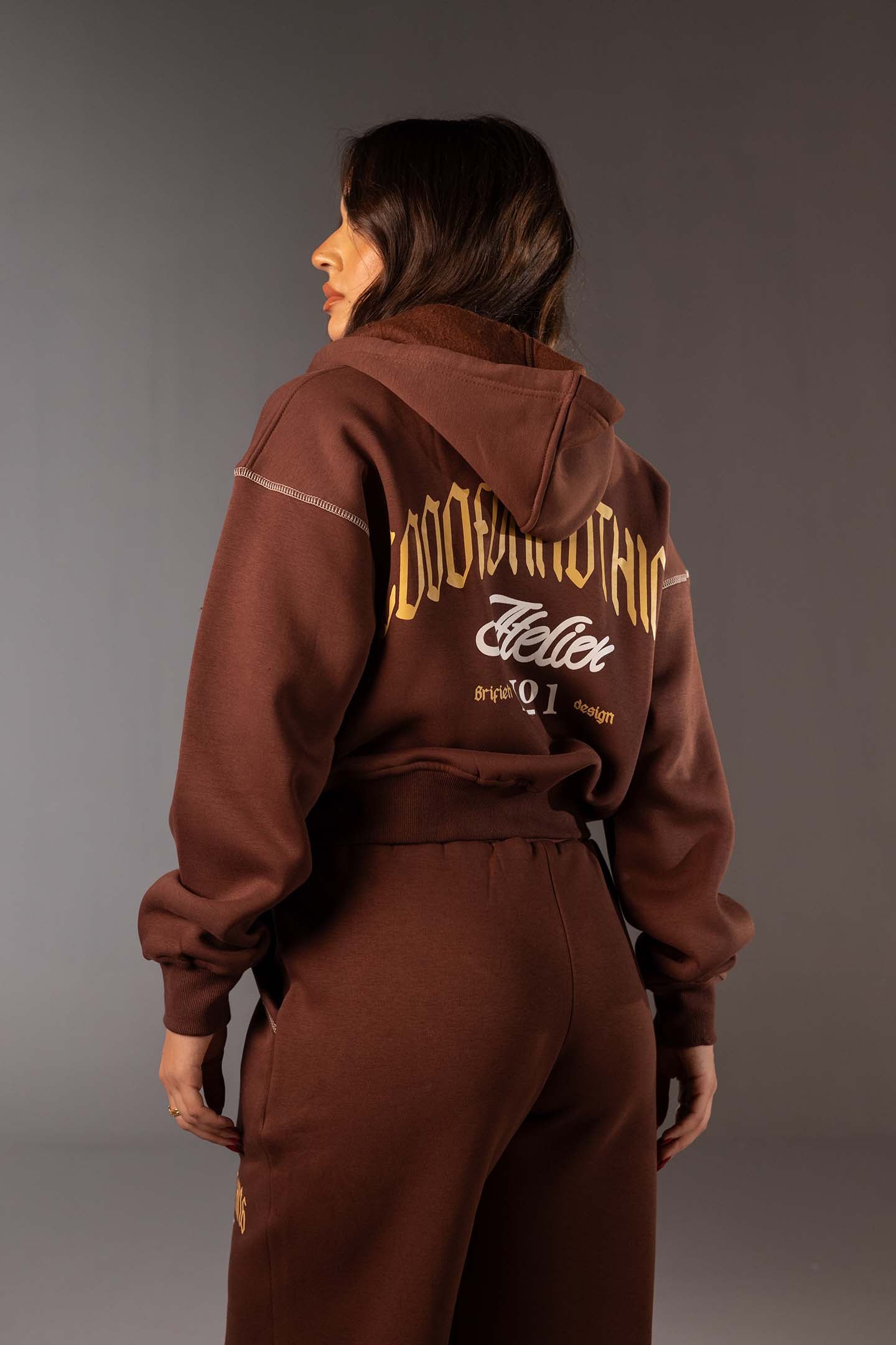 هودي بسوستة وبطبعة جرافيك – لون بني