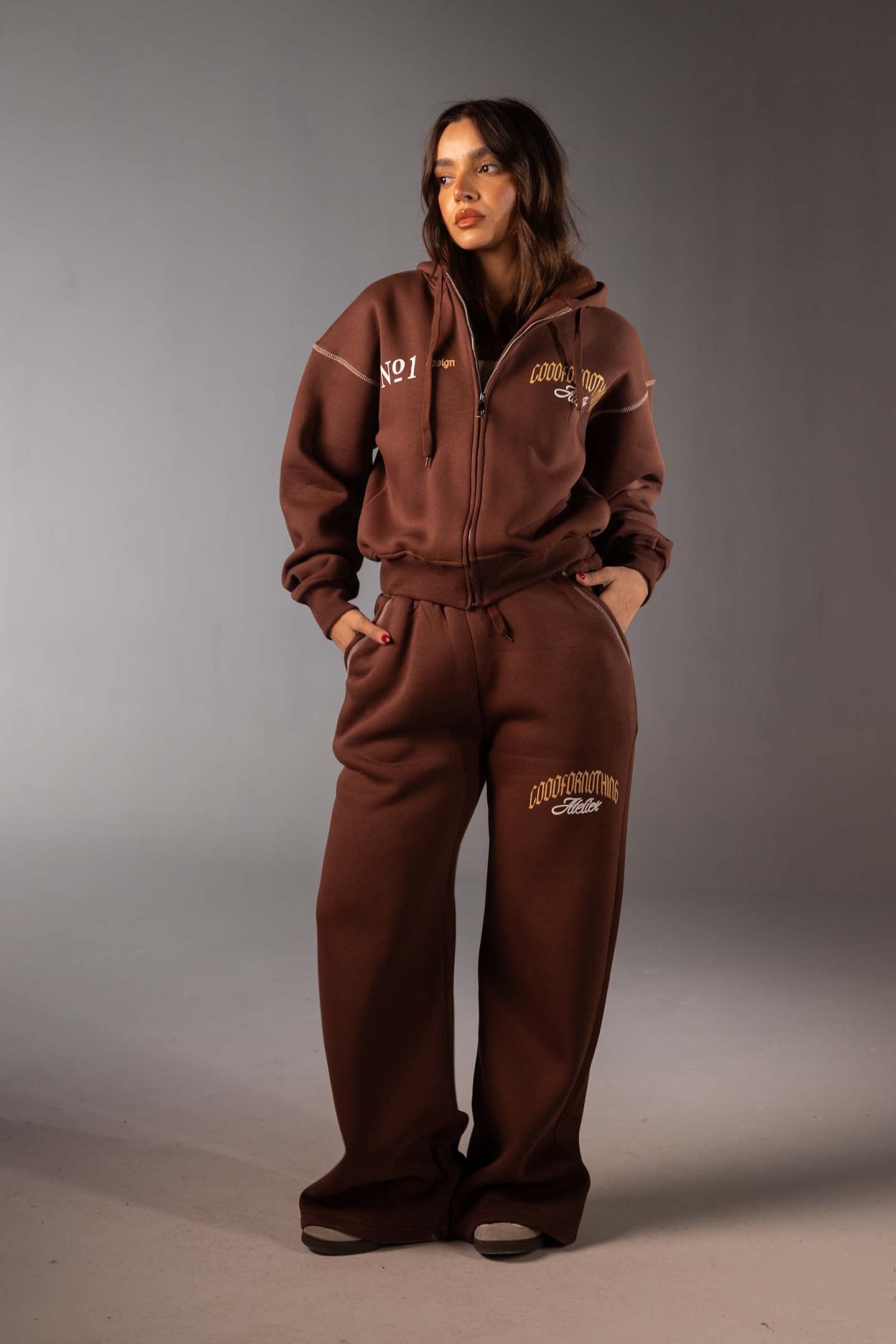 هودي بسوستة وبطبعة جرافيك – لون بني