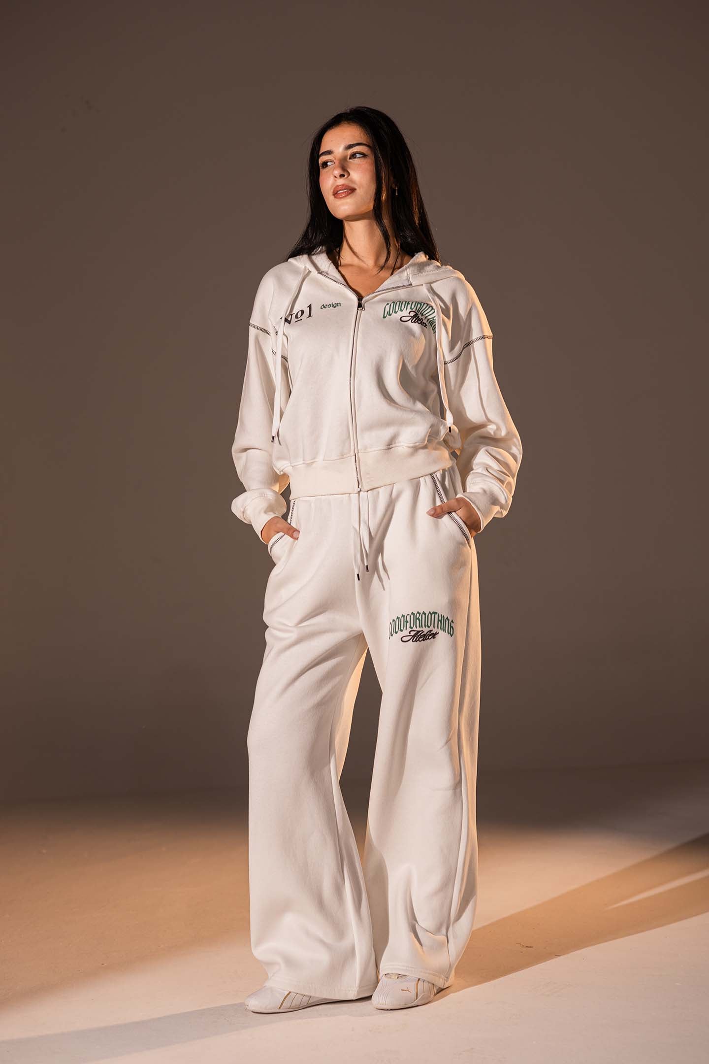 سحّاب أمامي وتصميم جرافيكي بلون الأوف وايت