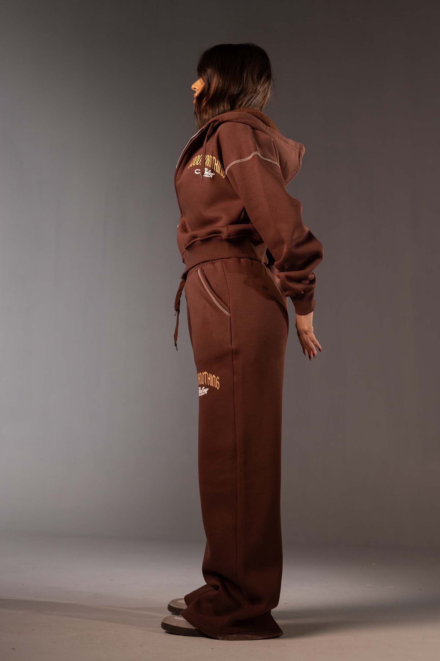 بنطال جوجر بني بطبعة جرافيك