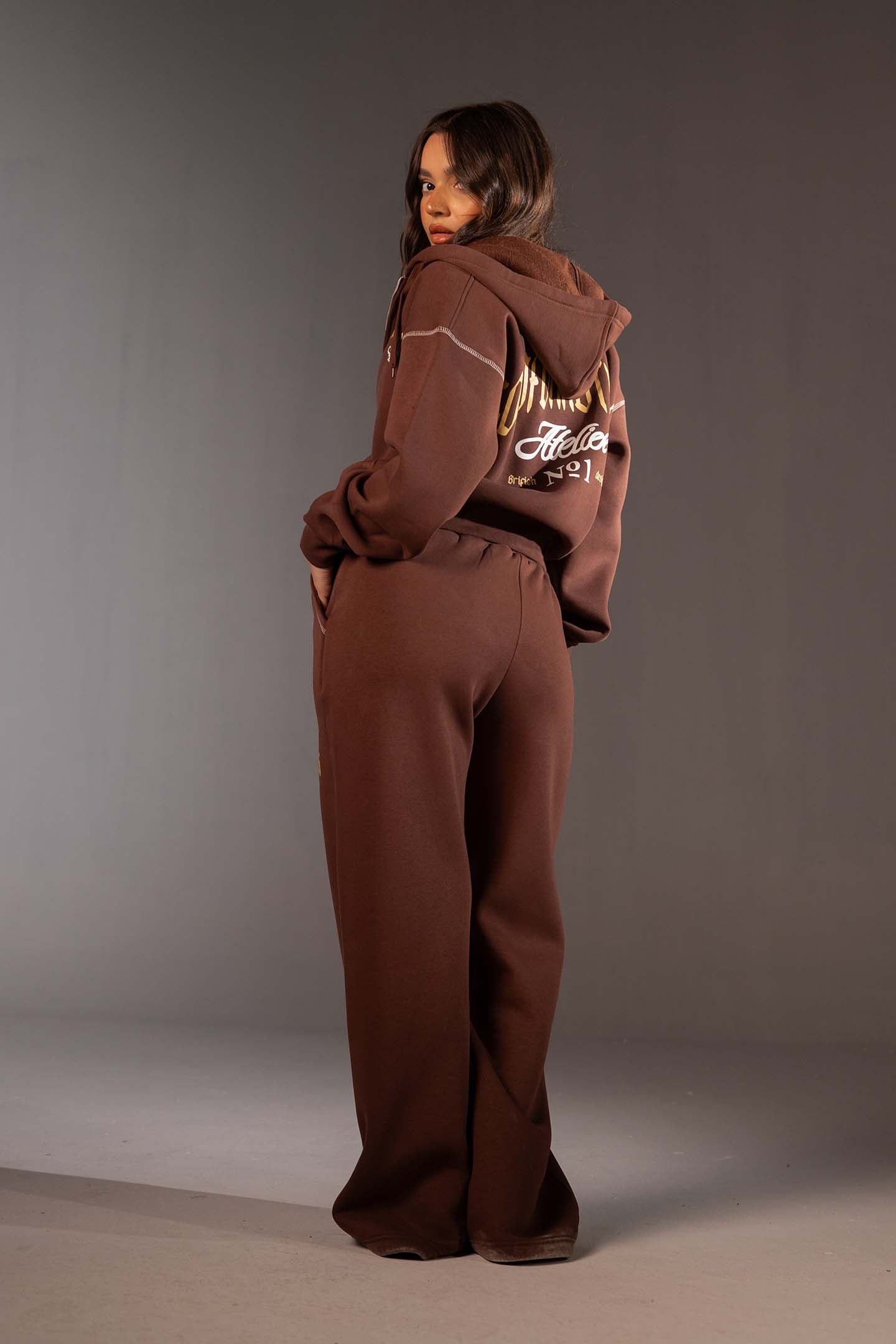 بنطال جوجر بني بطبعة جرافيك