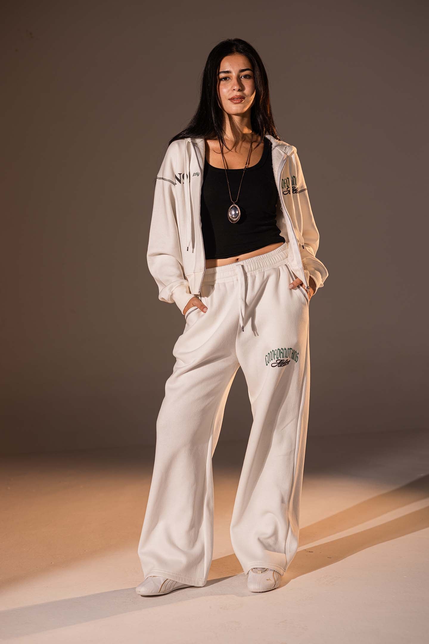 بنطال جوجر بتصميم جرافيكي بلون الأوف وايت