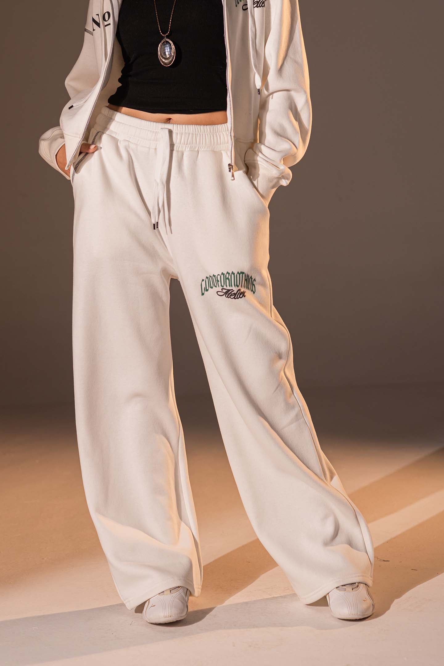 بنطال جوجر بتصميم جرافيكي بلون الأوف وايت