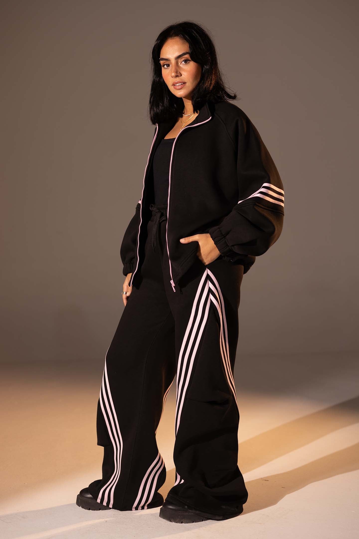 طقم رياضي مكون من قطعتين بقصّة واسعة بلون الأسود