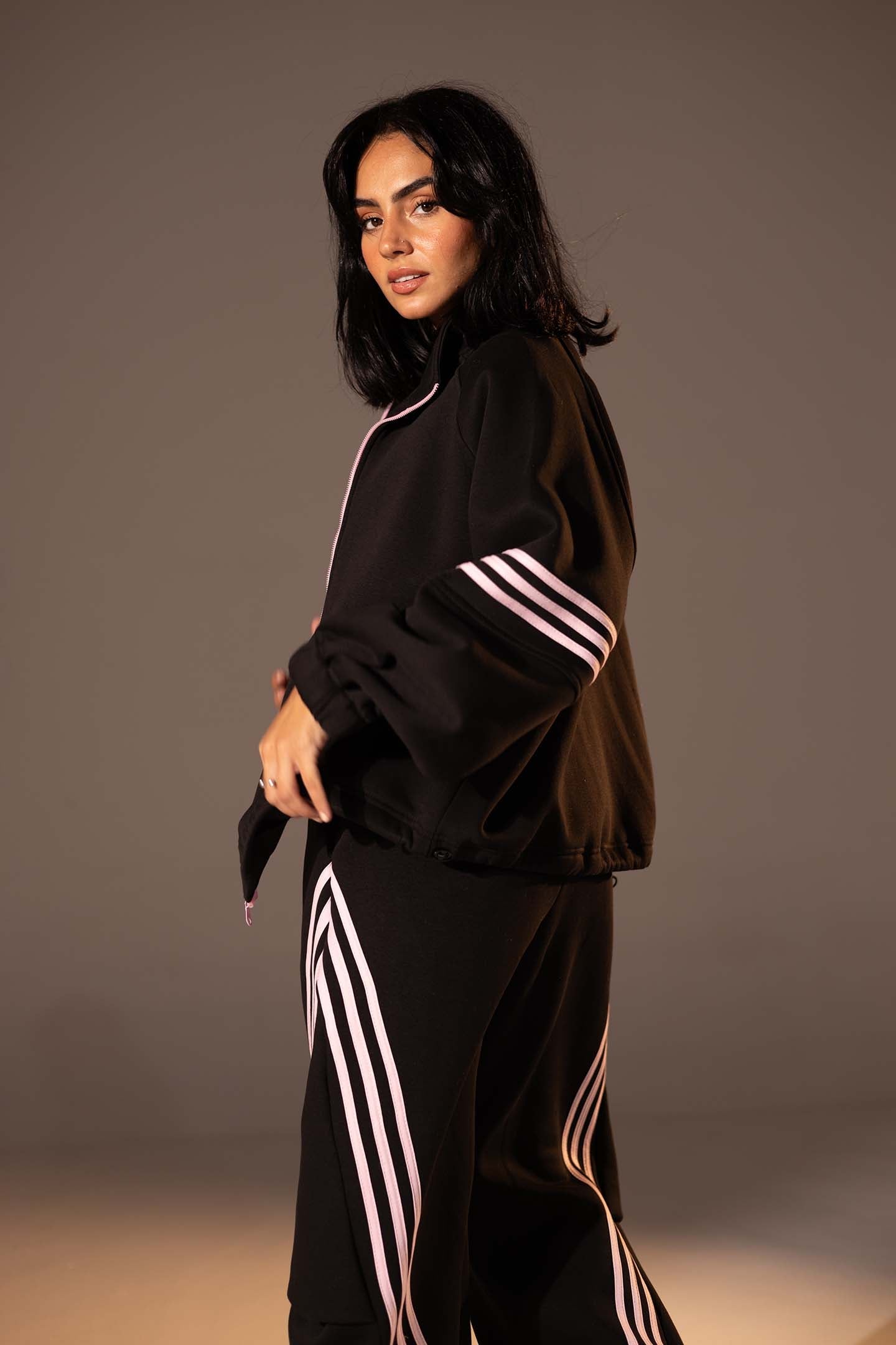 طقم رياضي مكون من قطعتين بقصّة واسعة بلون الأسود