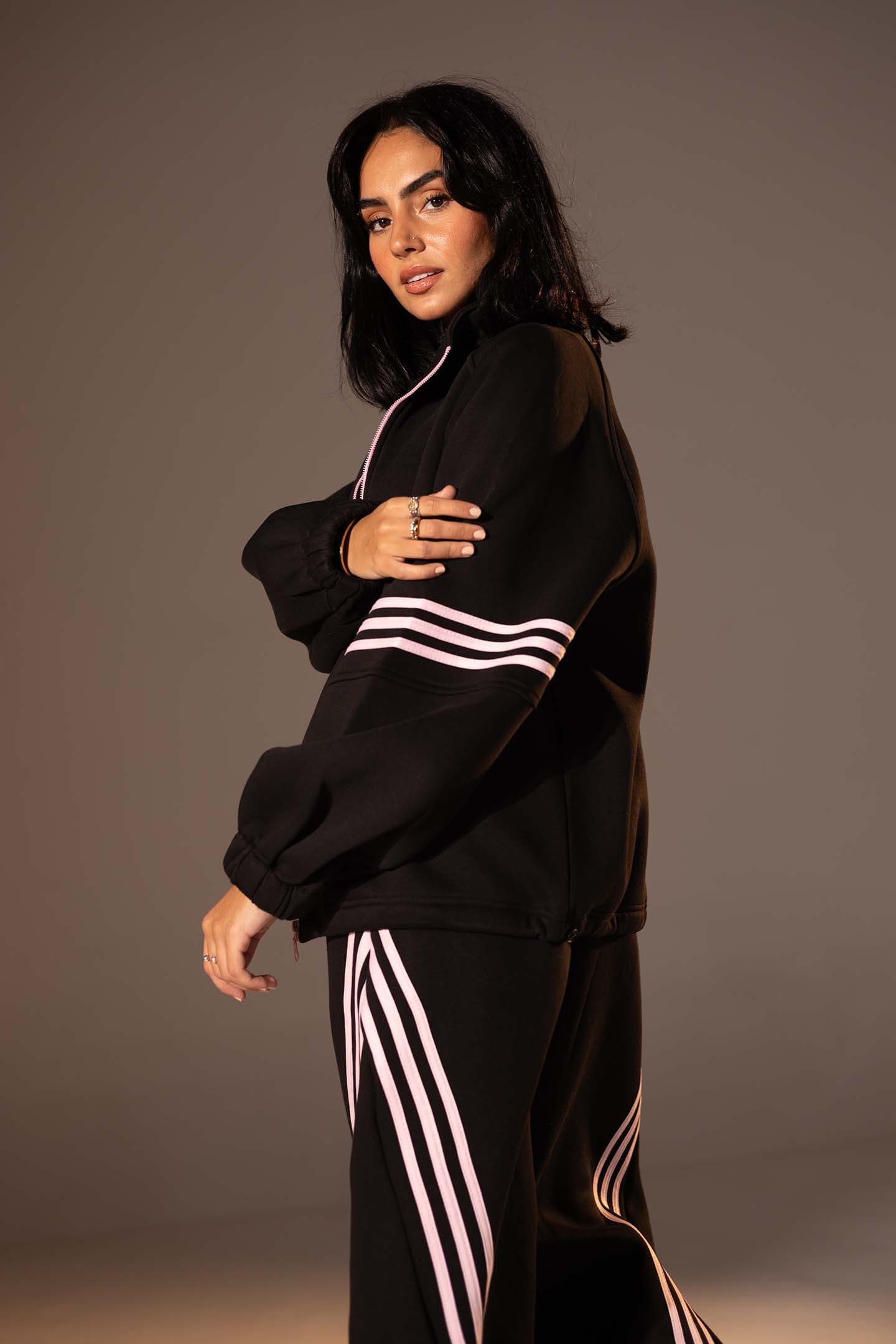 طقم رياضي مكون من قطعتين بقصّة واسعة بلون الأسود