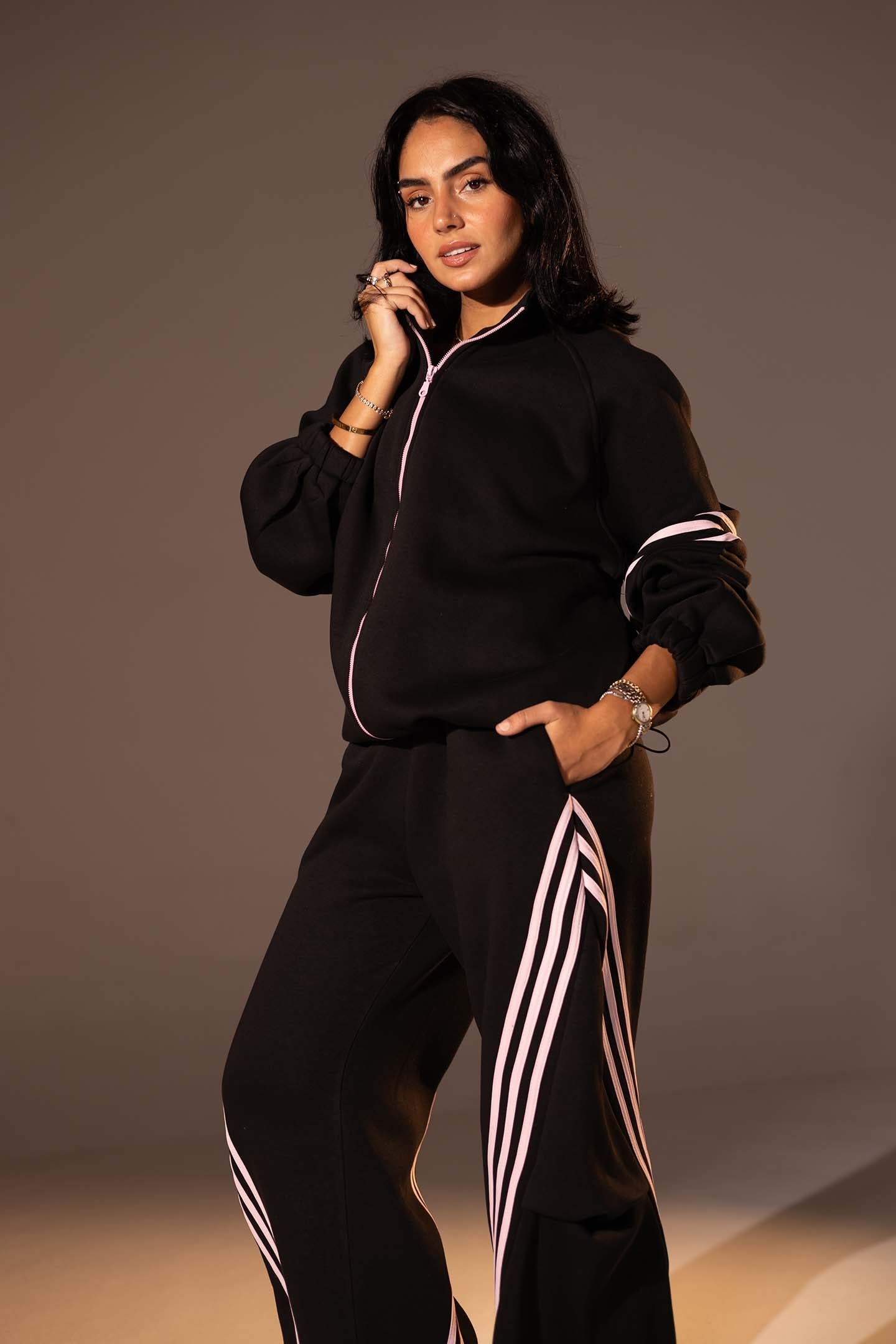 طقم رياضي مكون من قطعتين بقصّة واسعة بلون الأسود