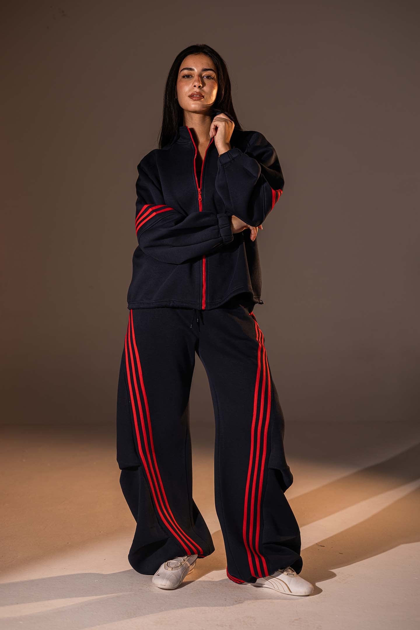 طقم رياضي مكون من قطعتين بقصّة واسعة بلون الكحلي