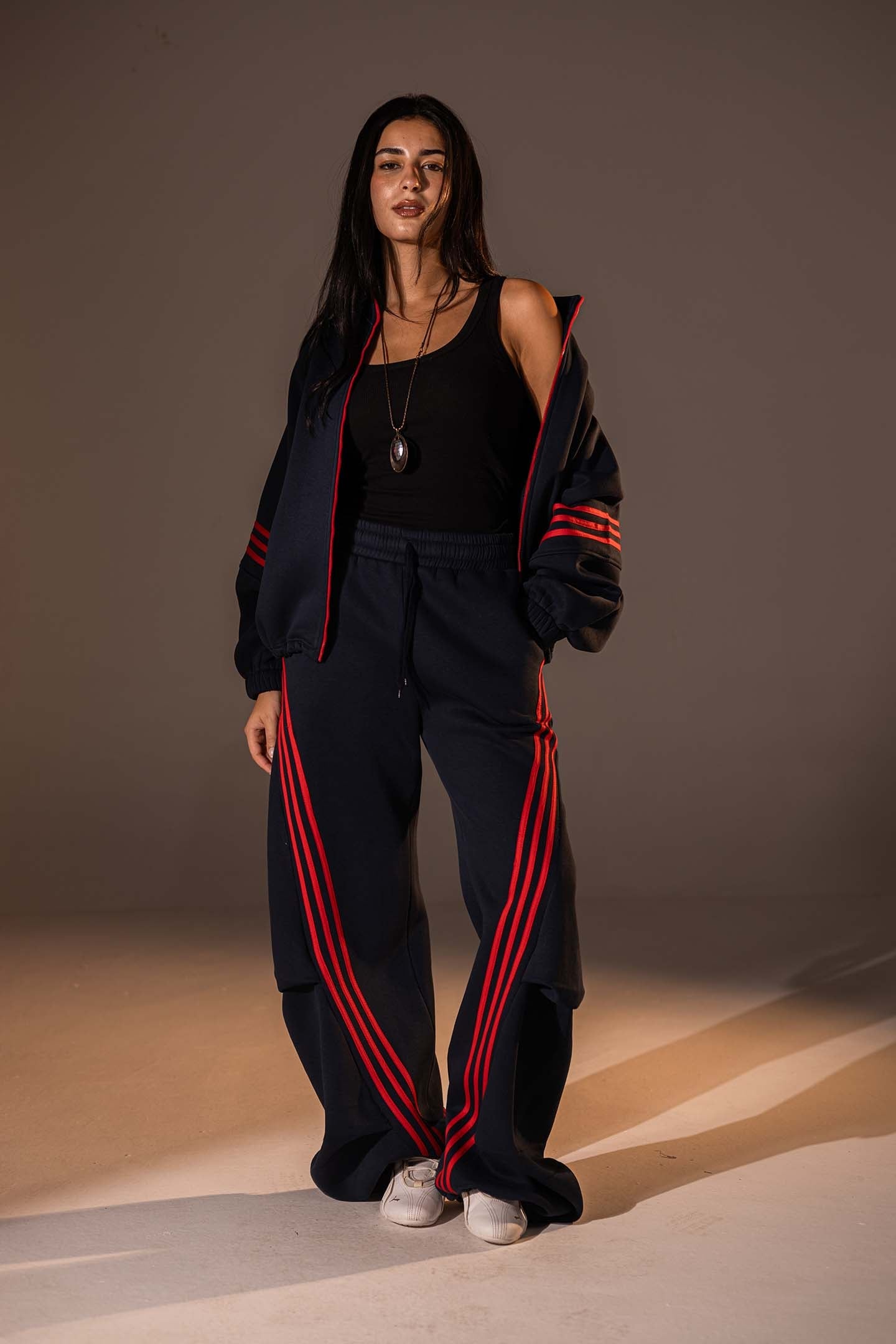 طقم رياضي مكون من قطعتين بقصّة واسعة بلون الكحلي