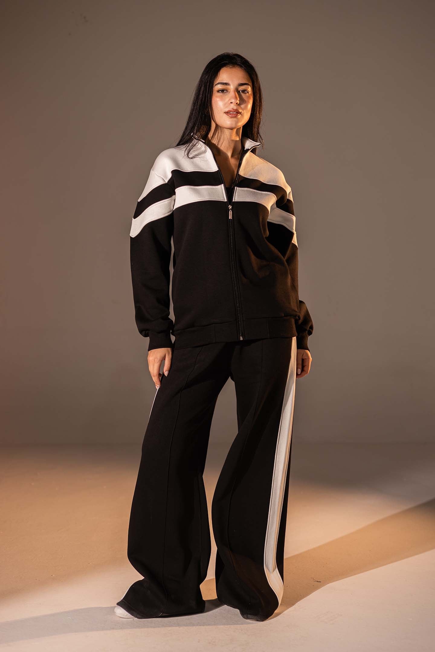 طقم مكوّن من قطعتين بلون الأسود مع تفاصيل باللون الأبيض