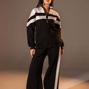 طقم مكوّن من قطعتين بلون الأسود مع تفاصيل باللون الأبيض