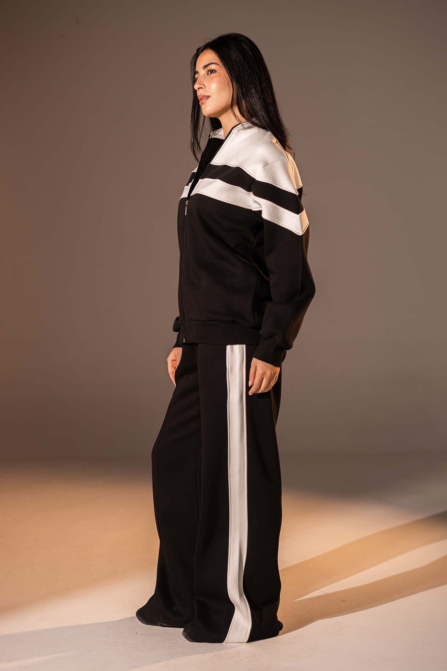 طقم مكوّن من قطعتين بلون الأسود مع تفاصيل باللون الأبيض