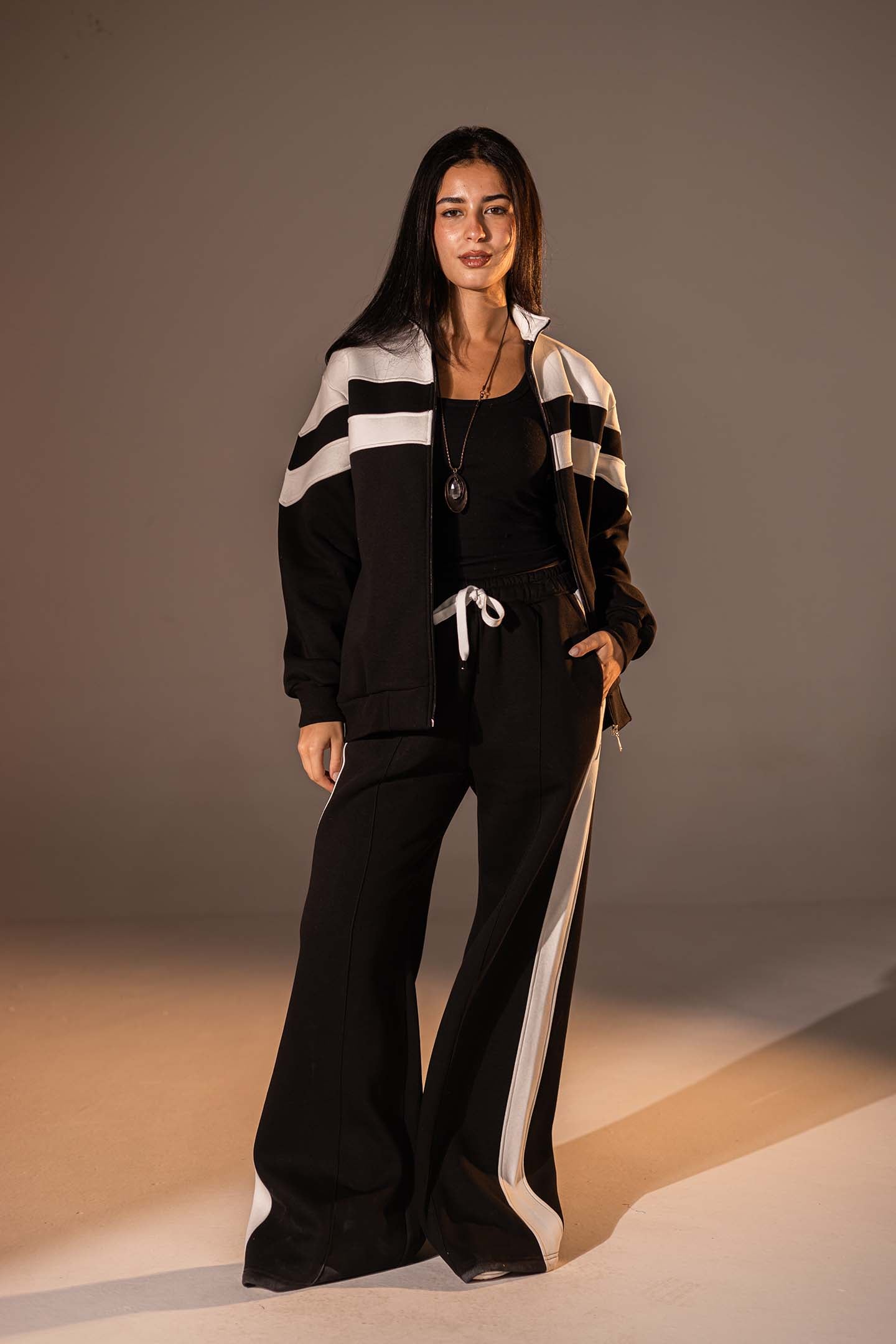 طقم مكوّن من قطعتين بلون الأسود مع تفاصيل باللون الأبيض