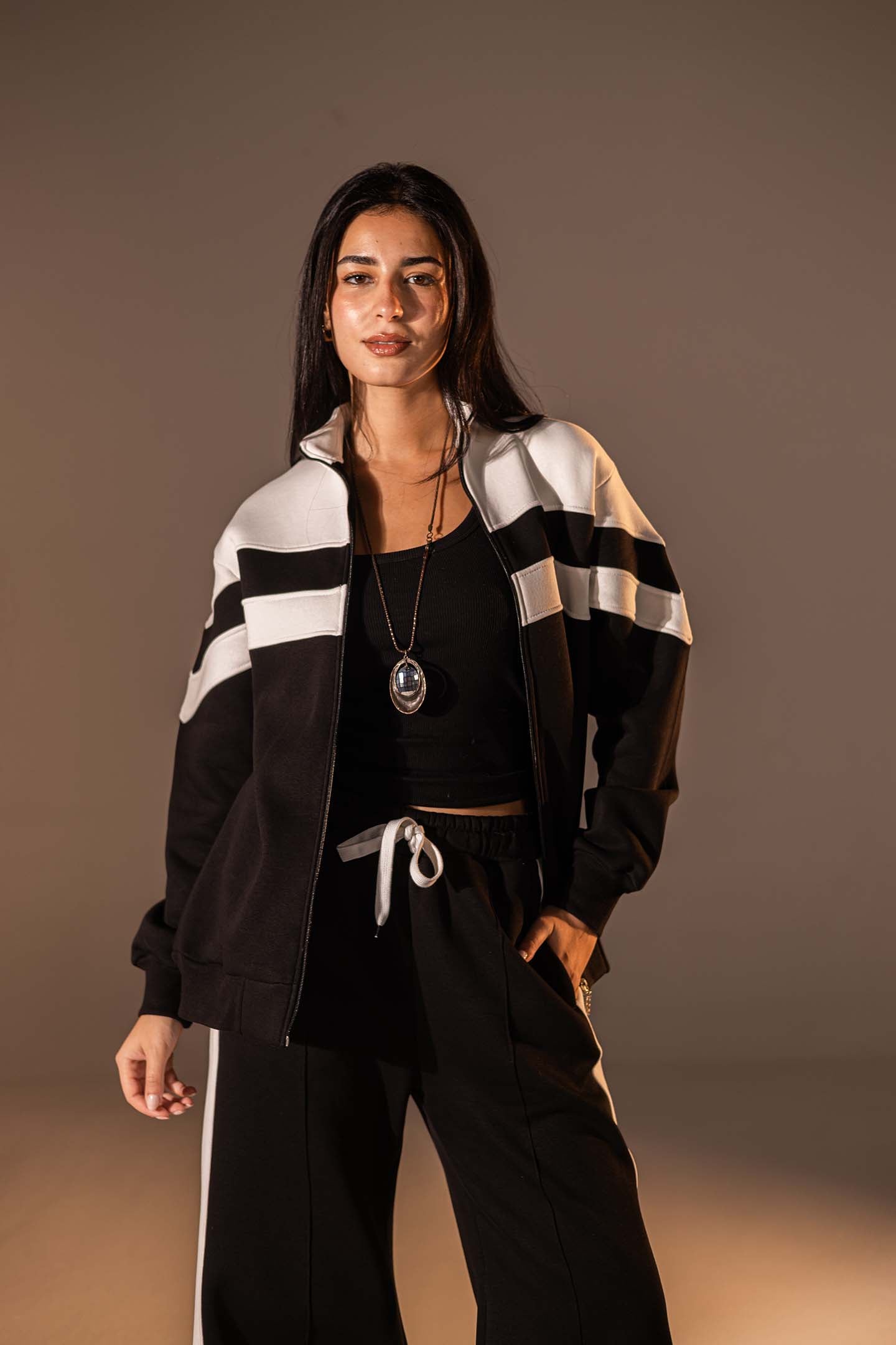 طقم مكوّن من قطعتين بلون الأسود مع تفاصيل باللون الأبيض