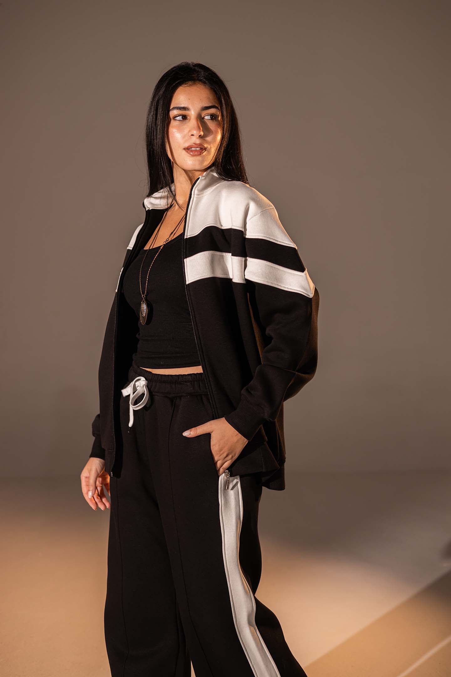 طقم مكوّن من قطعتين بلون الأسود مع تفاصيل باللون الأبيض