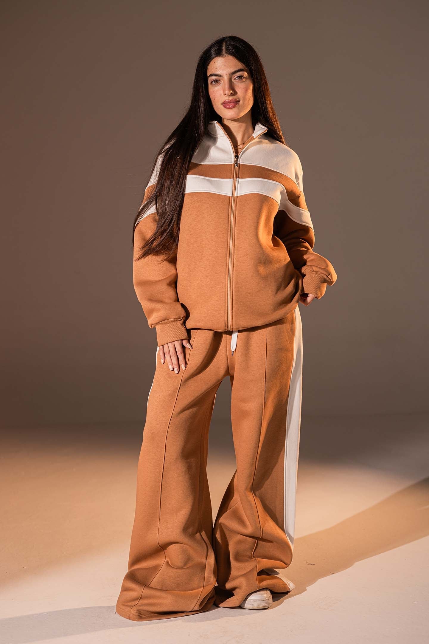 طقم مكوّن من قطعتين بلون الكاميل مع تفاصيل باللون الأبيض