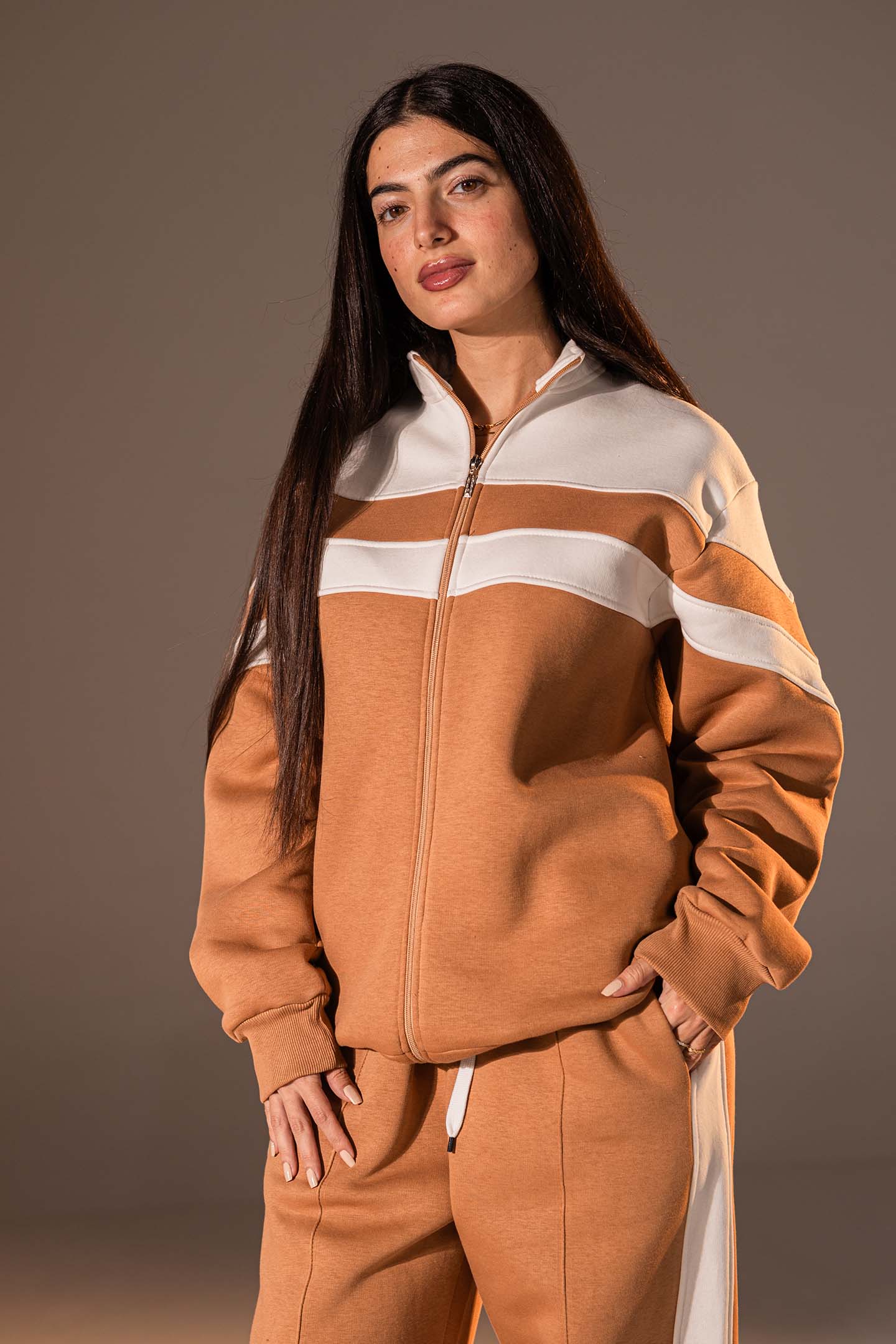 طقم مكوّن من قطعتين بلون الكاميل مع تفاصيل باللون الأبيض